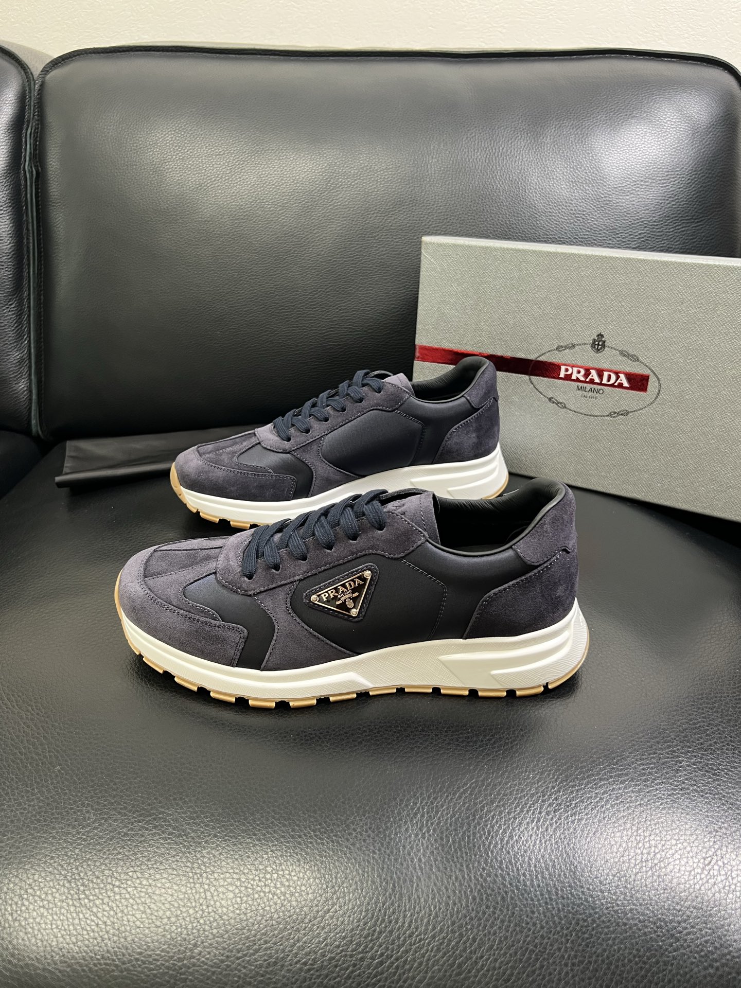   Prada🔍顶级代购🇮🇹 普拉达 专柜新款，原厂配置意大利进口牛皮面料，高品质复杂拼接工艺，进口牛皮