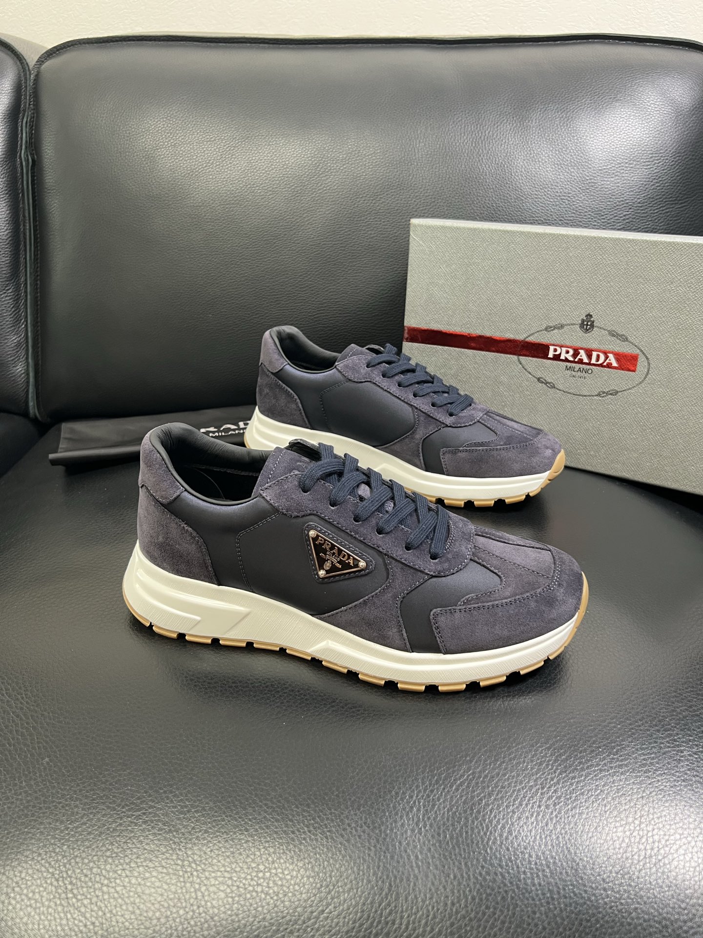   Prada🔍顶级代购🇮🇹 普拉达 专柜新款，原厂配置意大利进口牛皮面料，高品质复杂拼接工艺，进口牛皮