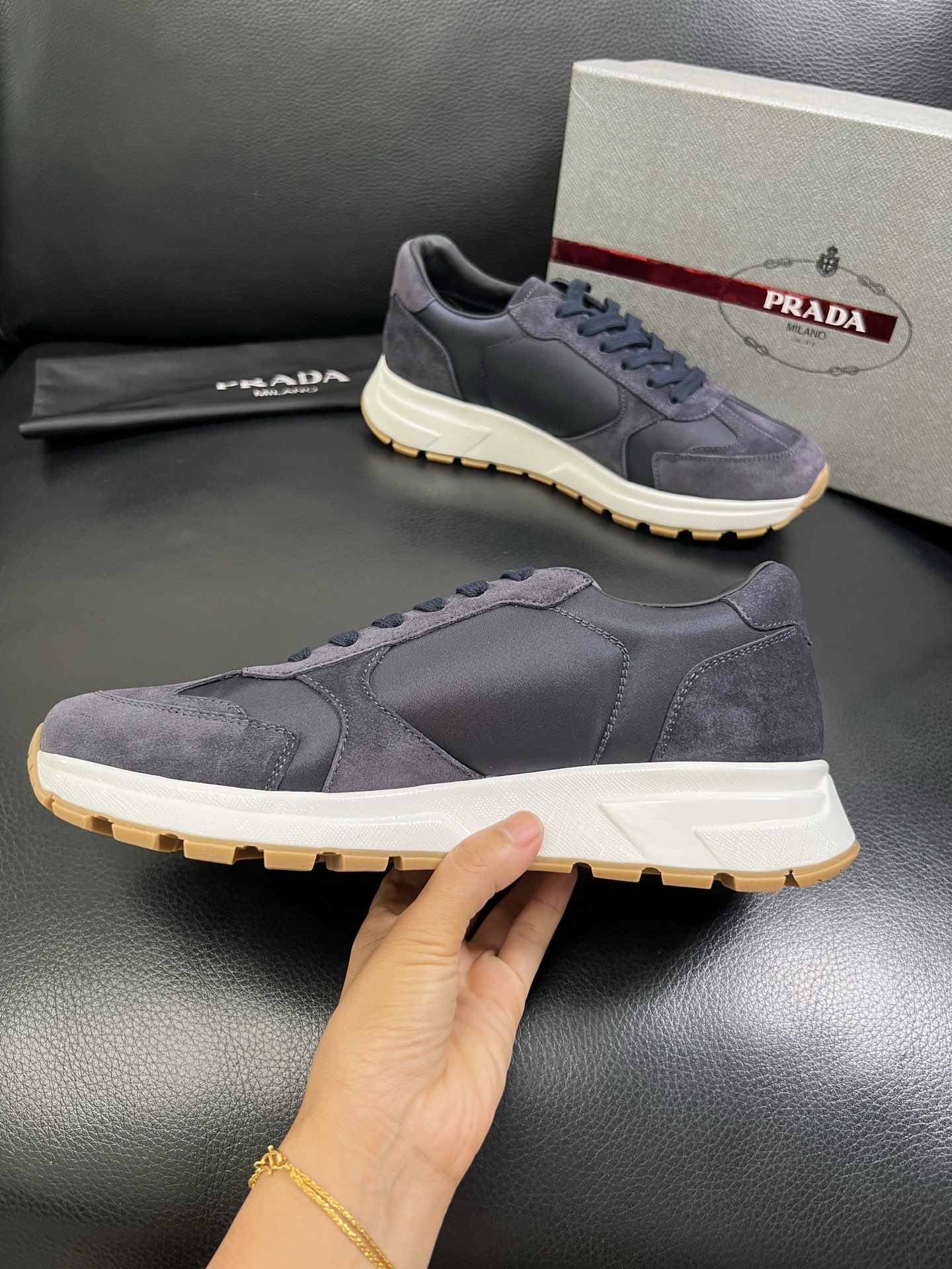   Prada🔍顶级代购🇮🇹 普拉达 专柜新款，原厂配置意大利进口牛皮面料，高品质复杂拼接工艺，进口牛皮