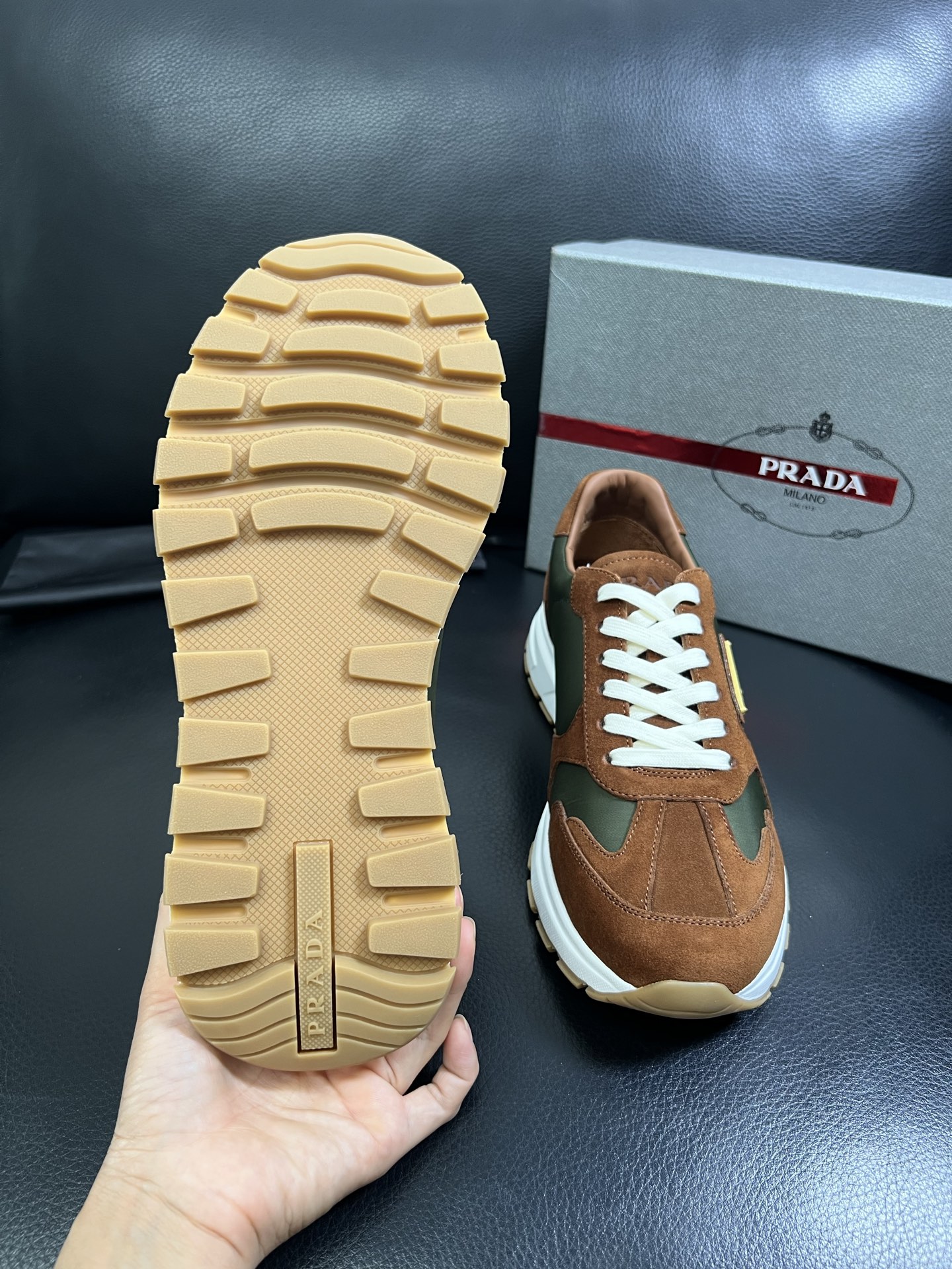   Prada🔍顶级代购🇮🇹 普拉达 专柜新款，原厂配置意大利进口牛皮面料，高品质复杂拼接工艺，进口牛皮
