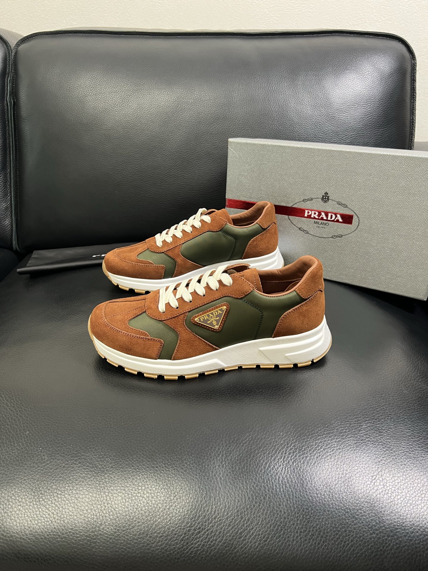   Prada🔍顶级代购🇮🇹 普拉达 专柜新款，原厂配置意大利进口牛皮面料，高品质复杂拼接工艺，进口牛皮