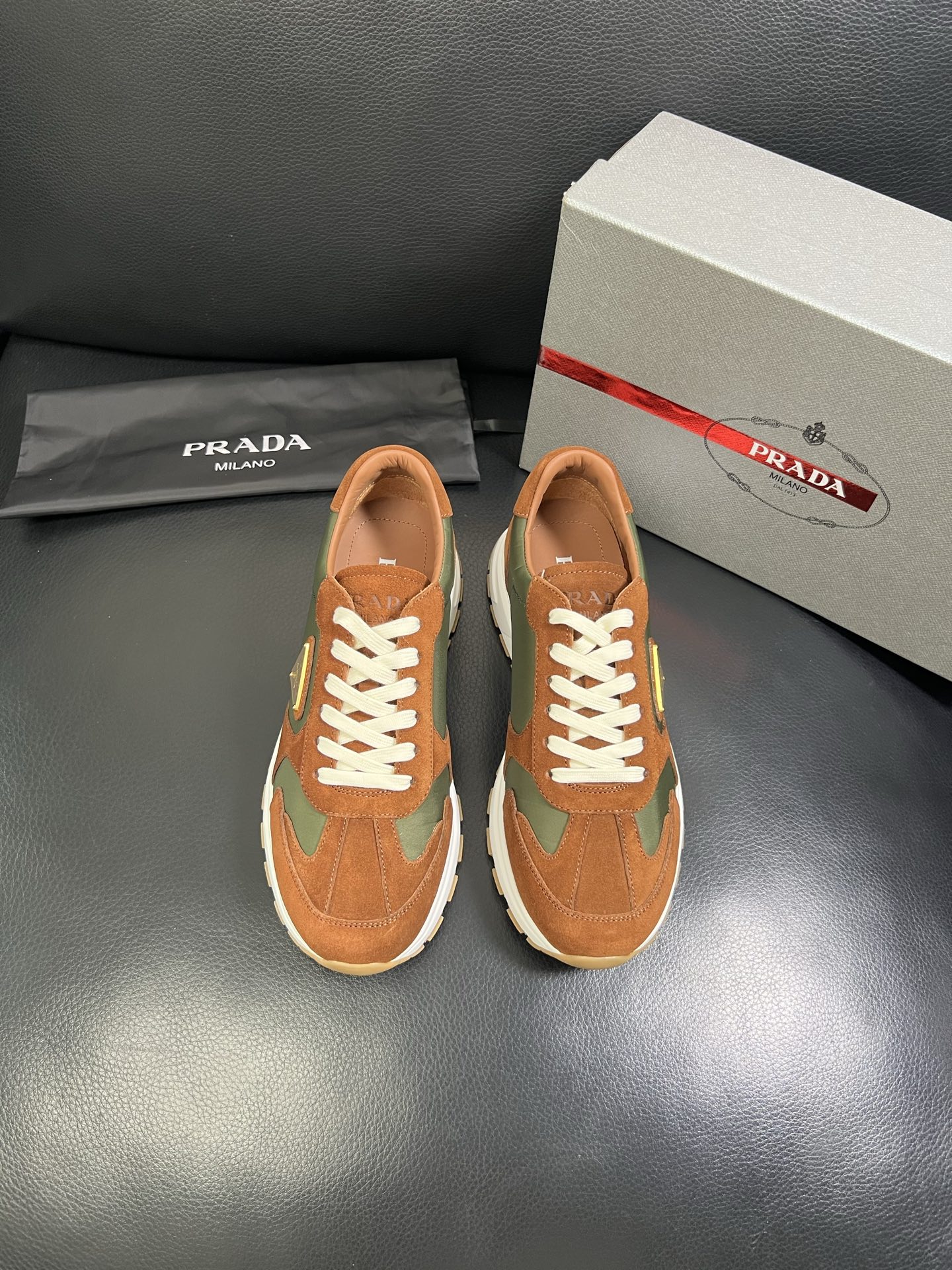   Prada🔍顶级代购🇮🇹 普拉达 专柜新款，原厂配置意大利进口牛皮面料，高品质复杂拼接工艺，进口牛皮