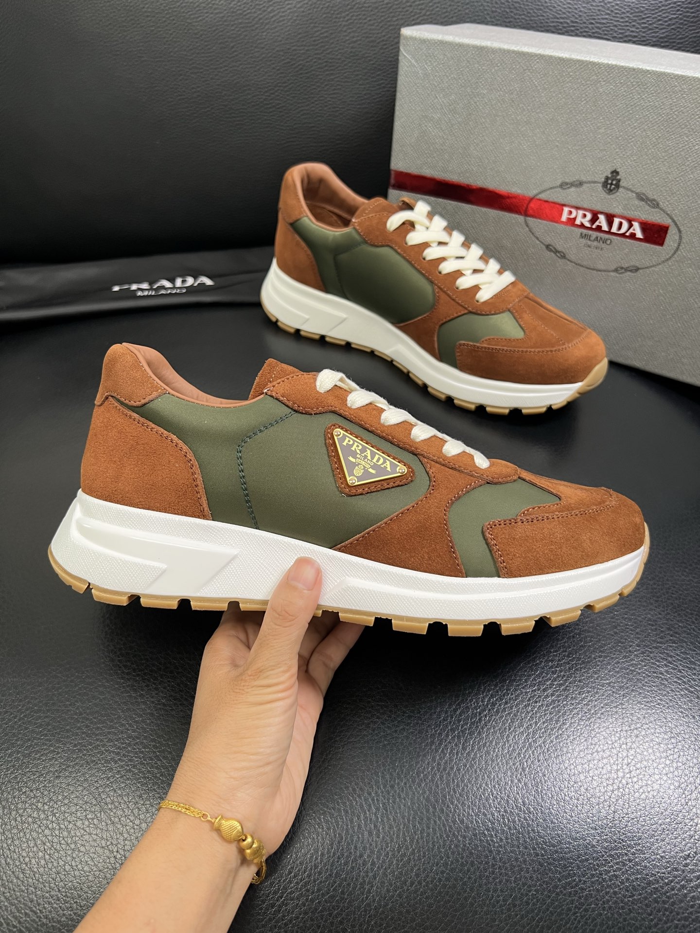   Prada🔍顶级代购🇮🇹 普拉达 专柜新款，原厂配置意大利进口牛皮面料，高品质复杂拼接工艺，进口牛皮