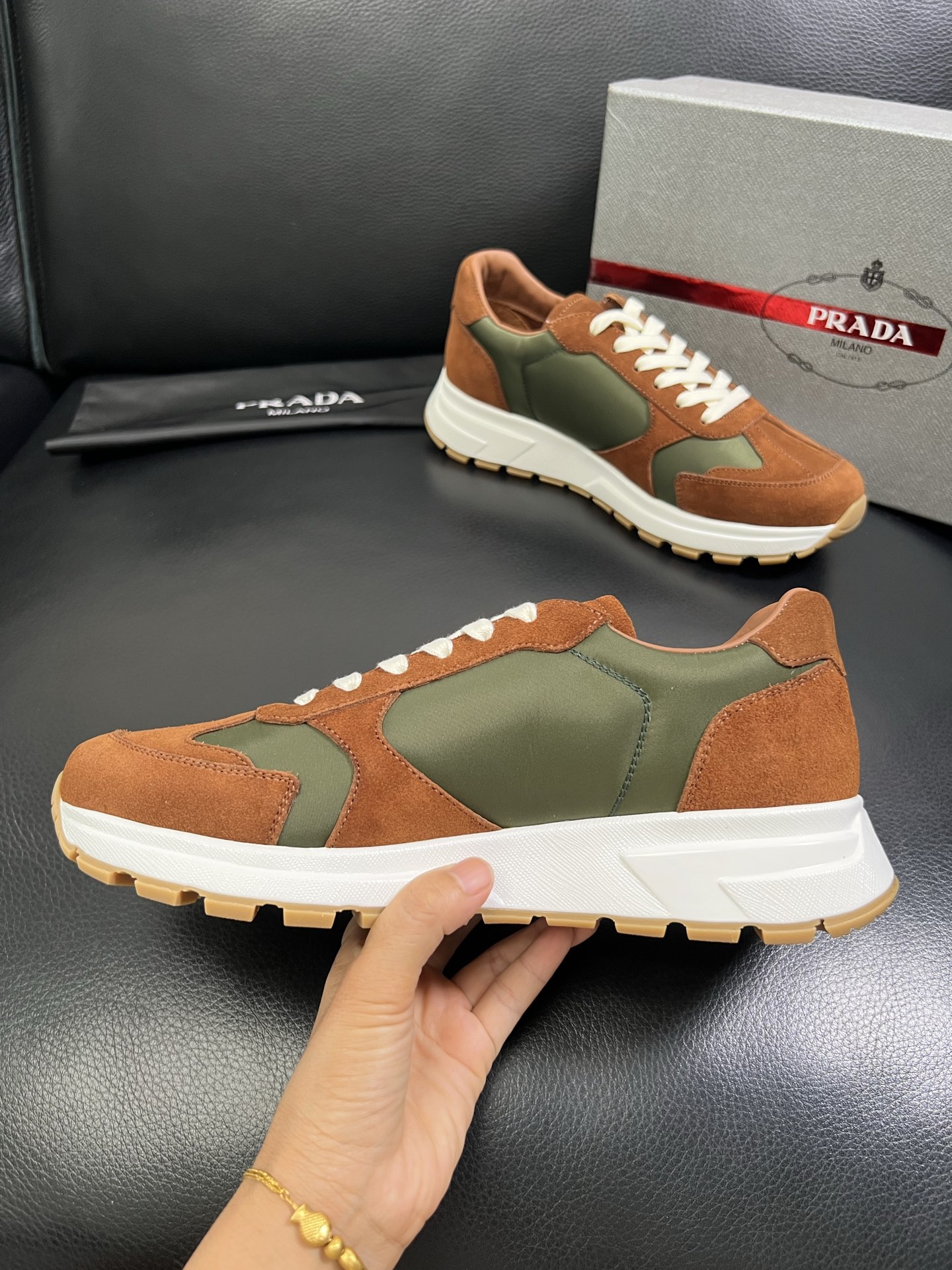   Prada🔍顶级代购🇮🇹 普拉达 专柜新款，原厂配置意大利进口牛皮面料，高品质复杂拼接工艺，进口牛皮