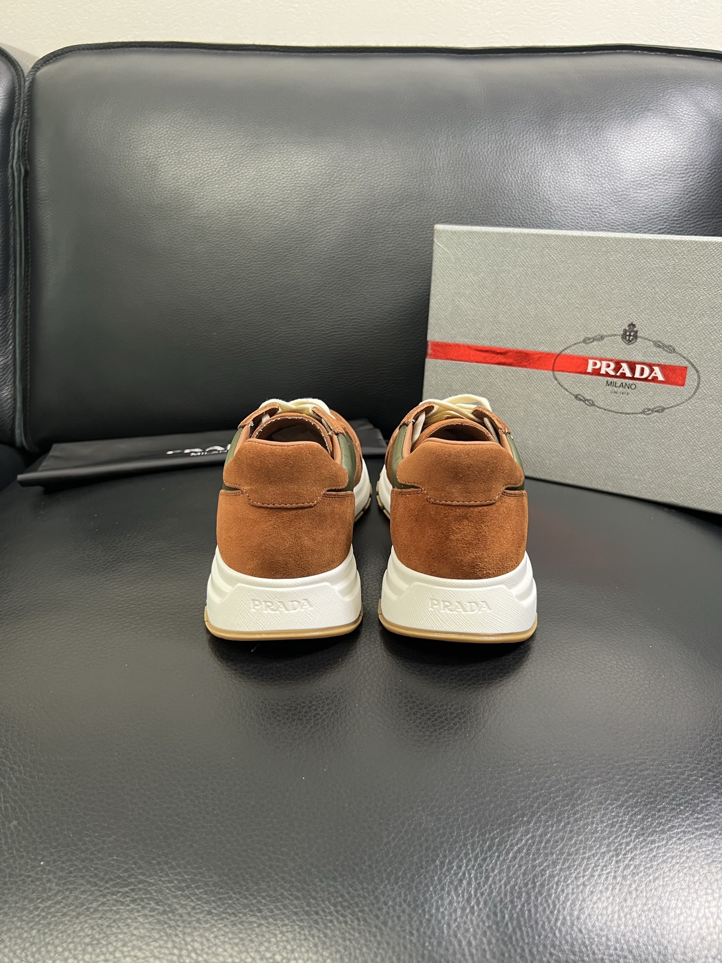   Prada🔍顶级代购🇮🇹 普拉达 专柜新款，原厂配置意大利进口牛皮面料，高品质复杂拼接工艺，进口牛皮