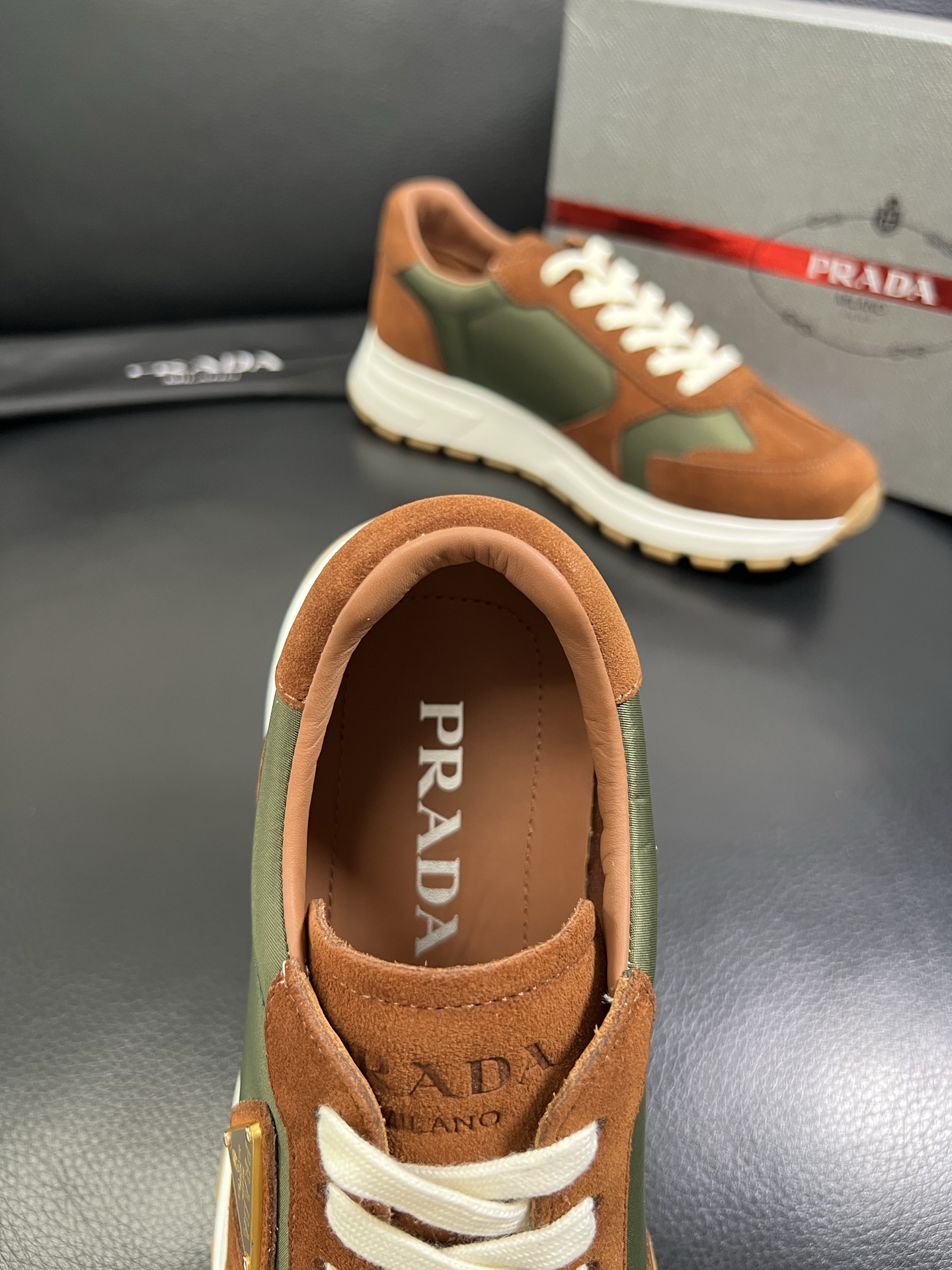   Prada🔍顶级代购🇮🇹 普拉达 专柜新款，原厂配置意大利进口牛皮面料，高品质复杂拼接工艺，进口牛皮