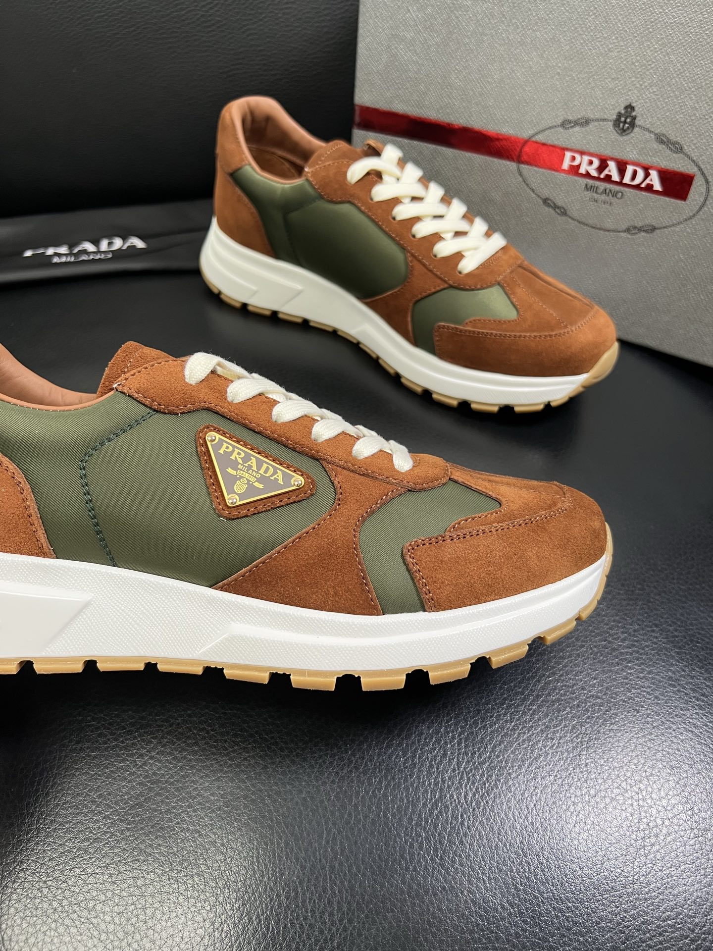   Prada🔍顶级代购🇮🇹 普拉达 专柜新款，原厂配置意大利进口牛皮面料，高品质复杂拼接工艺，进口牛皮