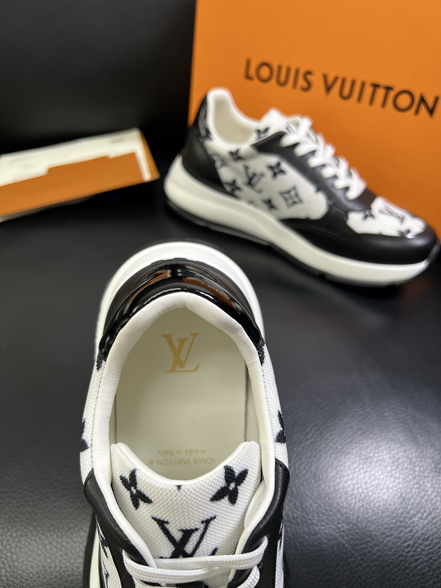 Lv 🔍顶级代购🇮🇹 路易威登，运动板鞋专柜同步，鞋面意大利进口，高品质拼接缤纷色彩复杂工艺品，进口网布