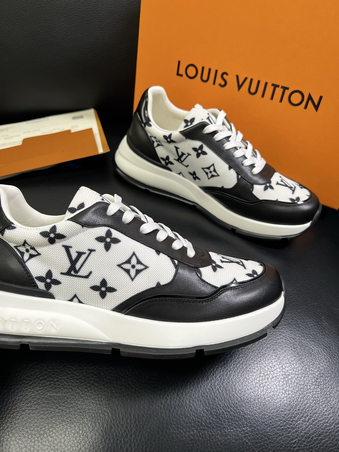 Lv 🔍顶级代购🇮🇹 路易威登，运动板鞋专柜同步，鞋面意大利进口，高品质拼接缤纷色彩复杂工艺品，进口网布