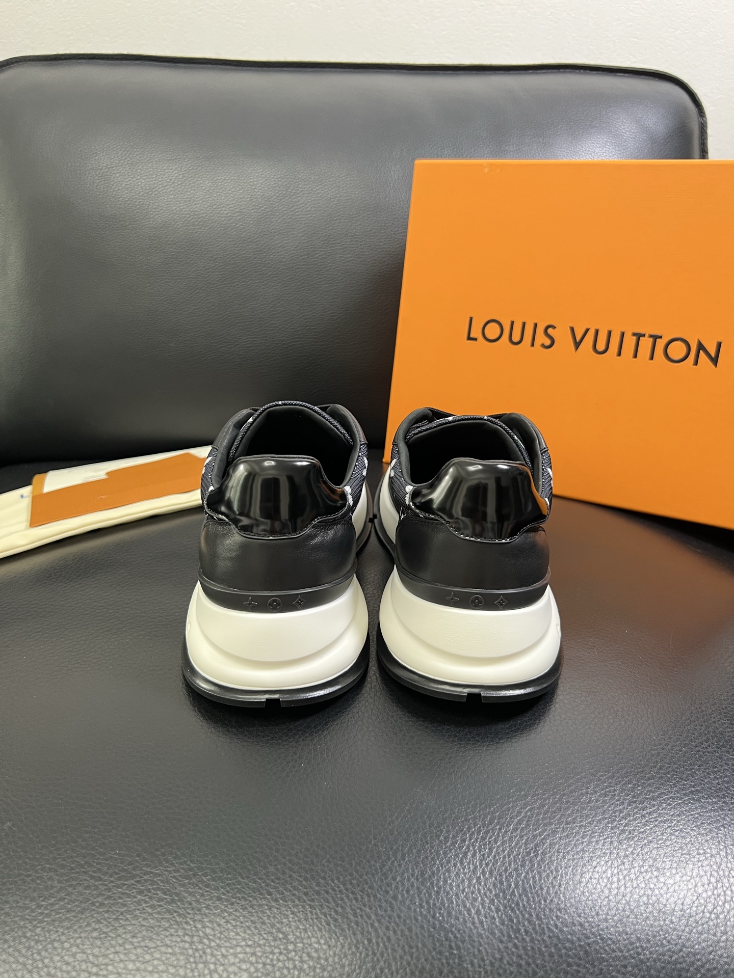 Lv 🔍顶级代购🇮🇹 路易威登，运动板鞋专柜同步，鞋面意大利进口，高品质拼接缤纷色彩复杂工艺品，进口网布