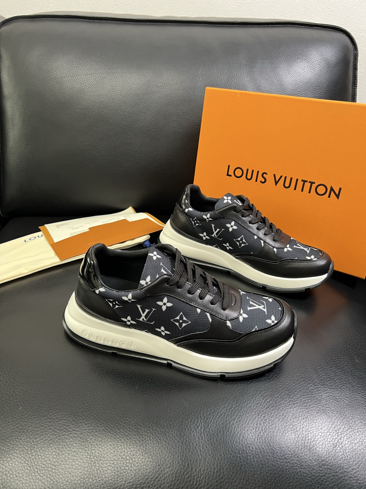 Lv 🔍顶级代购🇮🇹 路易威登，运动板鞋专柜同步，鞋面意大利进口，高品质拼接缤纷色彩复杂工艺品，进口网布