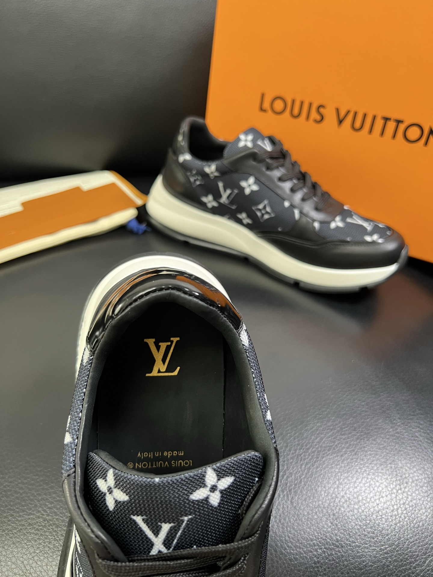 Lv 🔍顶级代购🇮🇹 路易威登，运动板鞋专柜同步，鞋面意大利进口，高品质拼接缤纷色彩复杂工艺品，进口网布