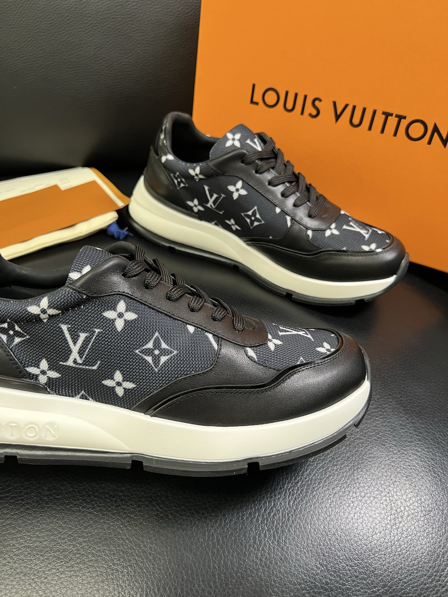 Lv 🔍顶级代购🇮🇹 路易威登，运动板鞋专柜同步，鞋面意大利进口，高品质拼接缤纷色彩复杂工艺品，进口网布