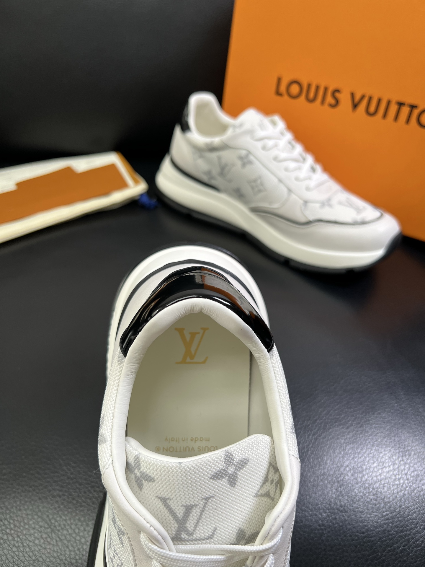 Lv 🔍顶级代购🇮🇹 路易威登，运动板鞋专柜同步，鞋面意大利进口，高品质拼接缤纷色彩复杂工艺品，进口网布