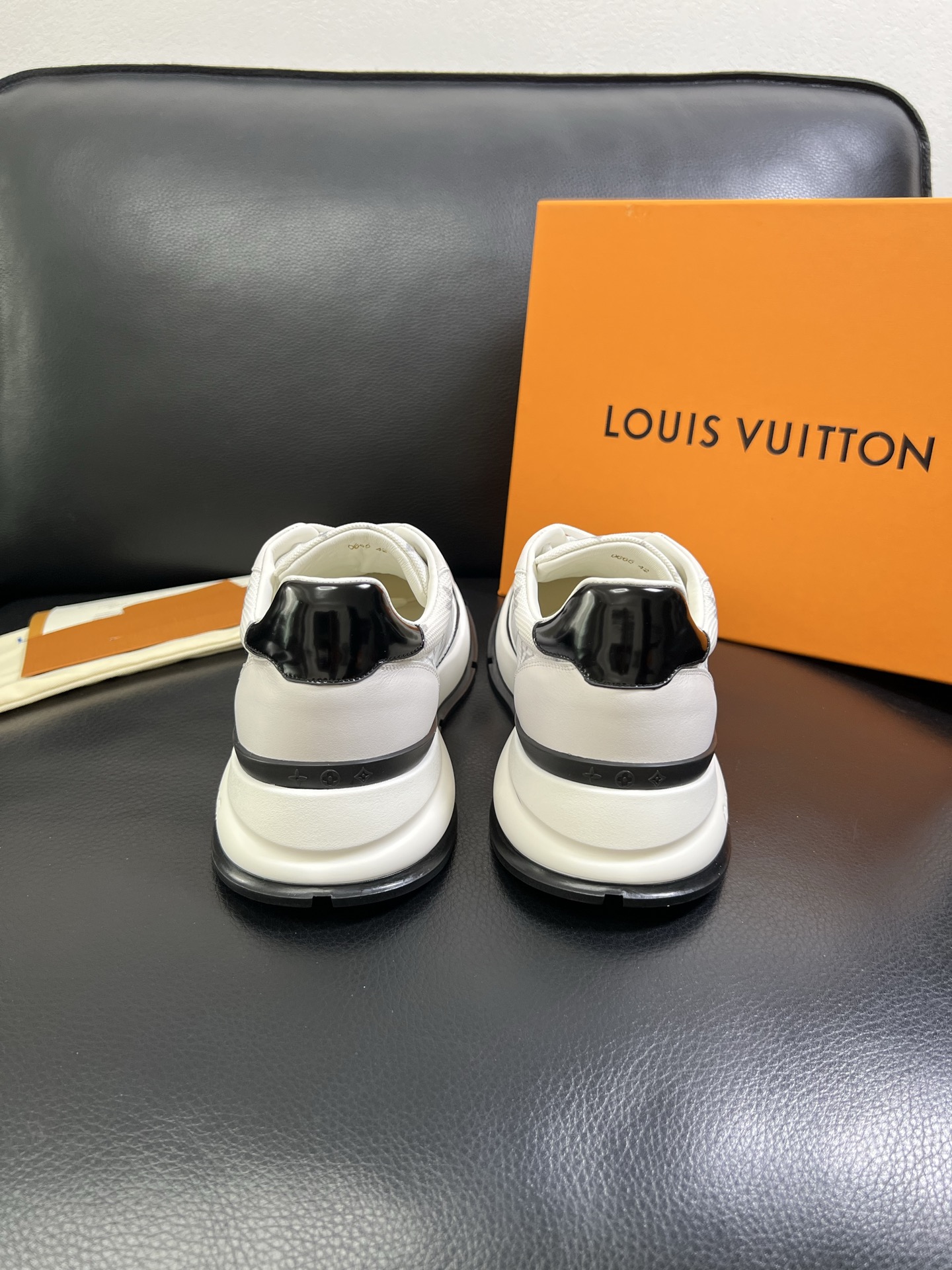 Lv 🔍顶级代购🇮🇹 路易威登，运动板鞋专柜同步，鞋面意大利进口，高品质拼接缤纷色彩复杂工艺品，进口网布