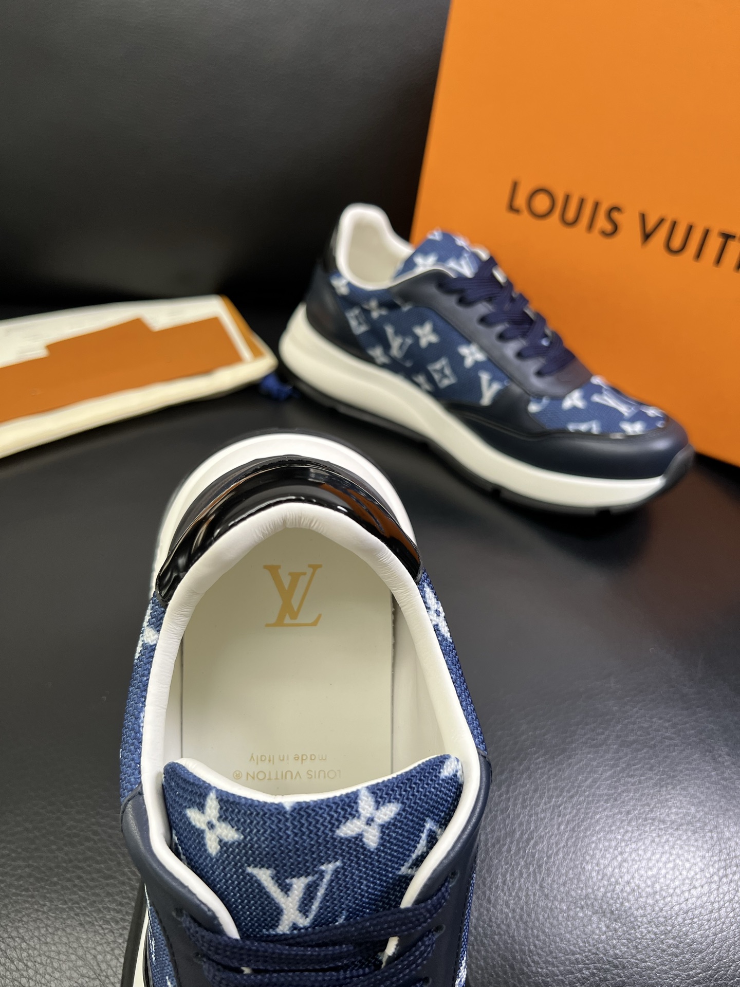 Lv 🔍顶级代购🇮🇹 路易威登，运动板鞋专柜同步，鞋面意大利进口，高品质拼接缤纷色彩复杂工艺品，进口网布