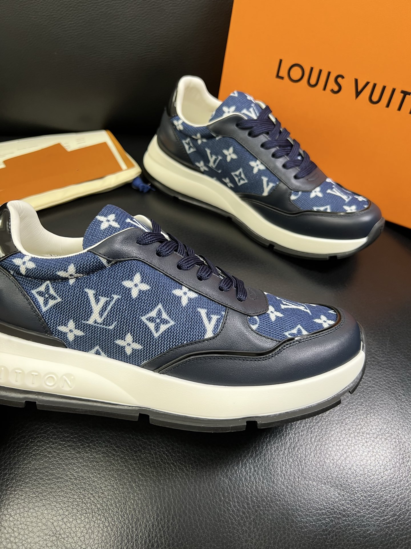 Lv 🔍顶级代购🇮🇹 路易威登，运动板鞋专柜同步，鞋面意大利进口，高品质拼接缤纷色彩复杂工艺品，进口网布