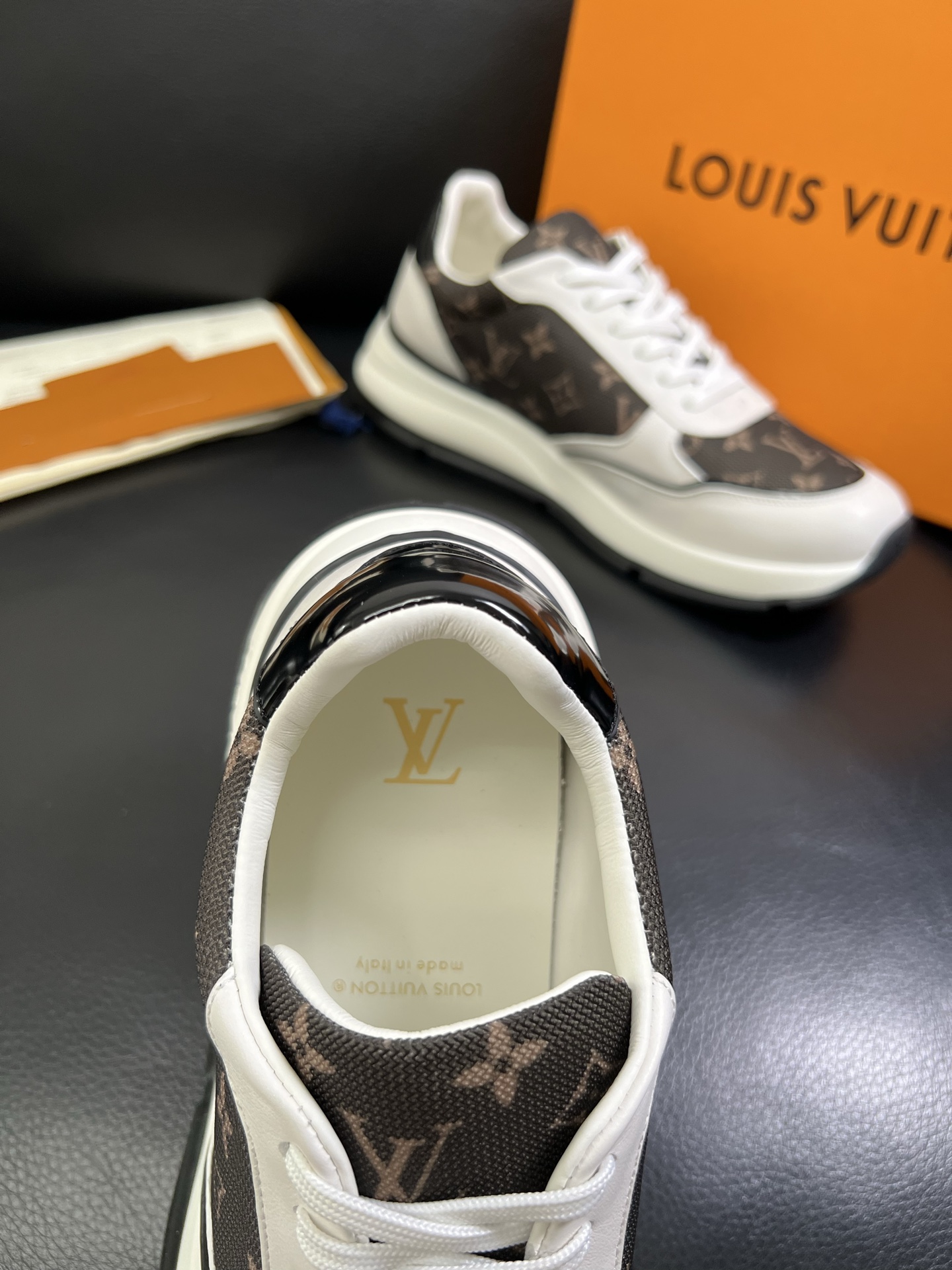Lv 🔍顶级代购🇮🇹 路易威登，运动板鞋专柜同步，鞋面意大利进口，高品质拼接缤纷色彩复杂工艺品，进口网布