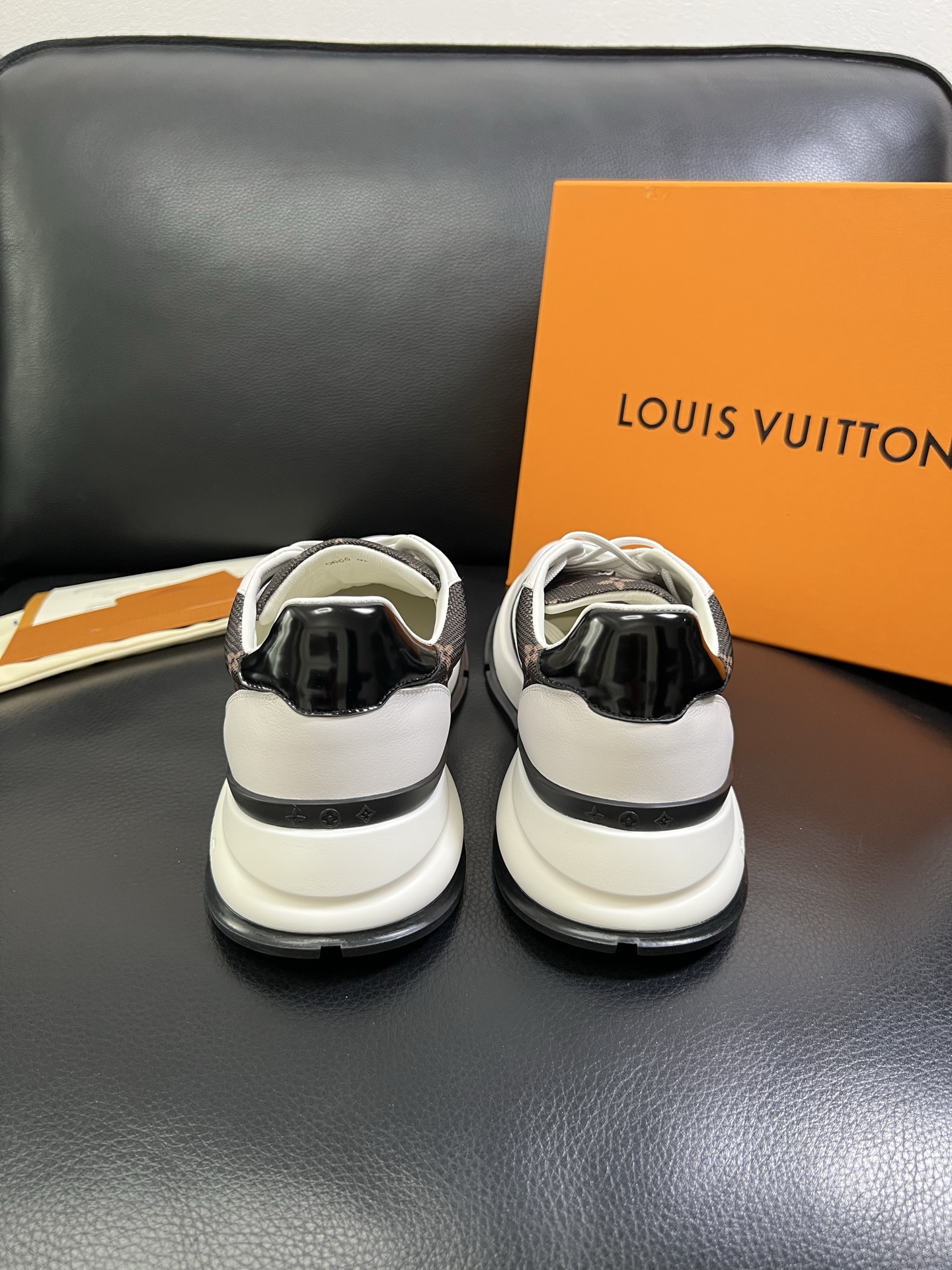Lv 🔍顶级代购🇮🇹 路易威登，运动板鞋专柜同步，鞋面意大利进口，高品质拼接缤纷色彩复杂工艺品，进口网布