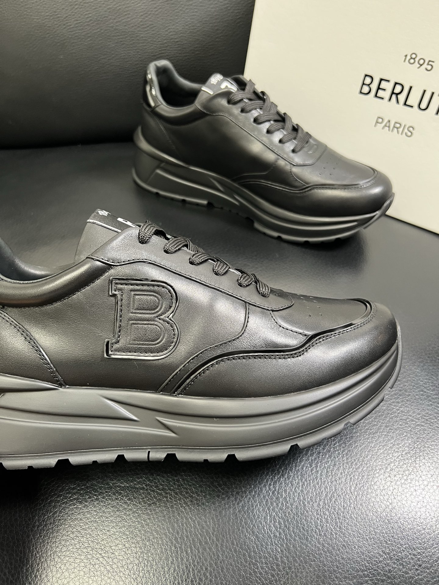 Berluti 🔍顶级代购🇮🇹 布鲁提 专柜同步发售原厂配置，意大利进口牛皮面料，全进口水染牛皮里垫，鞋