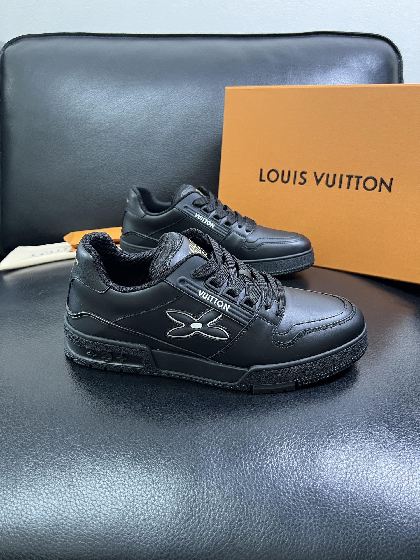Lv 🔍顶级代购🇮🇹 路易威登，运动板鞋专柜同步，鞋面意大利进口，高品质拼接缤纷色彩复杂工艺品，进口网布