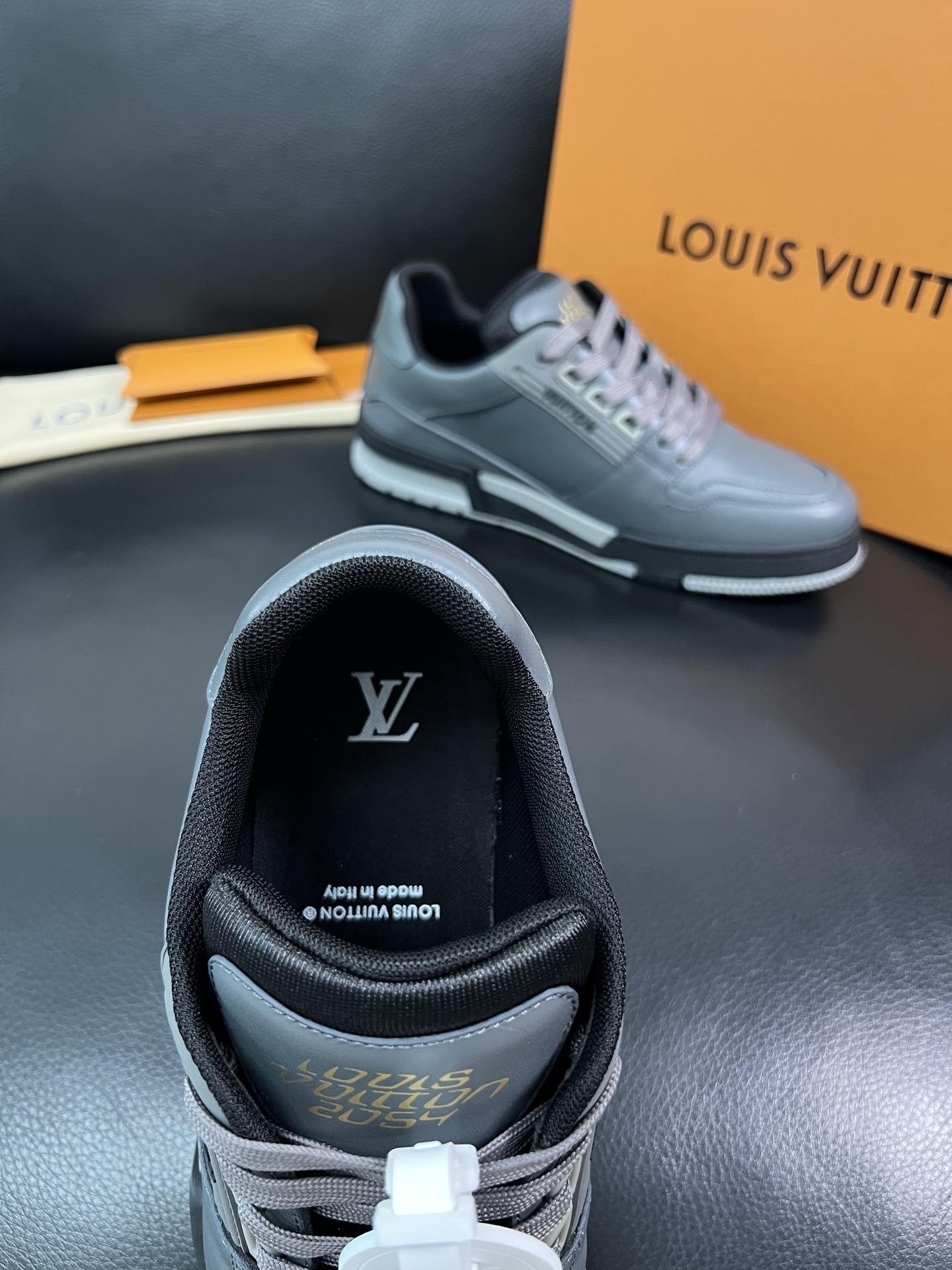 Lv 🔍顶级代购🇮🇹 路易威登，运动板鞋专柜同步，鞋面意大利进口，高品质拼接缤纷色彩复杂工艺品，进口网布