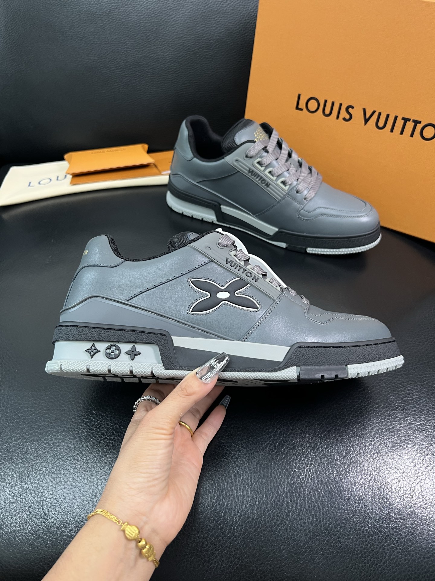 Lv 🔍顶级代购🇮🇹 路易威登，运动板鞋专柜同步，鞋面意大利进口，高品质拼接缤纷色彩复杂工艺品，进口网布
