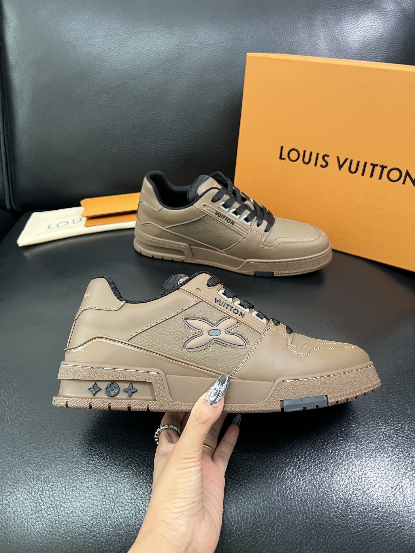 Lv 🔍顶级代购🇮🇹 路易威登，运动板鞋专柜同步，鞋面意大利进口，高品质拼接缤纷色彩复杂工艺品，进口网布
