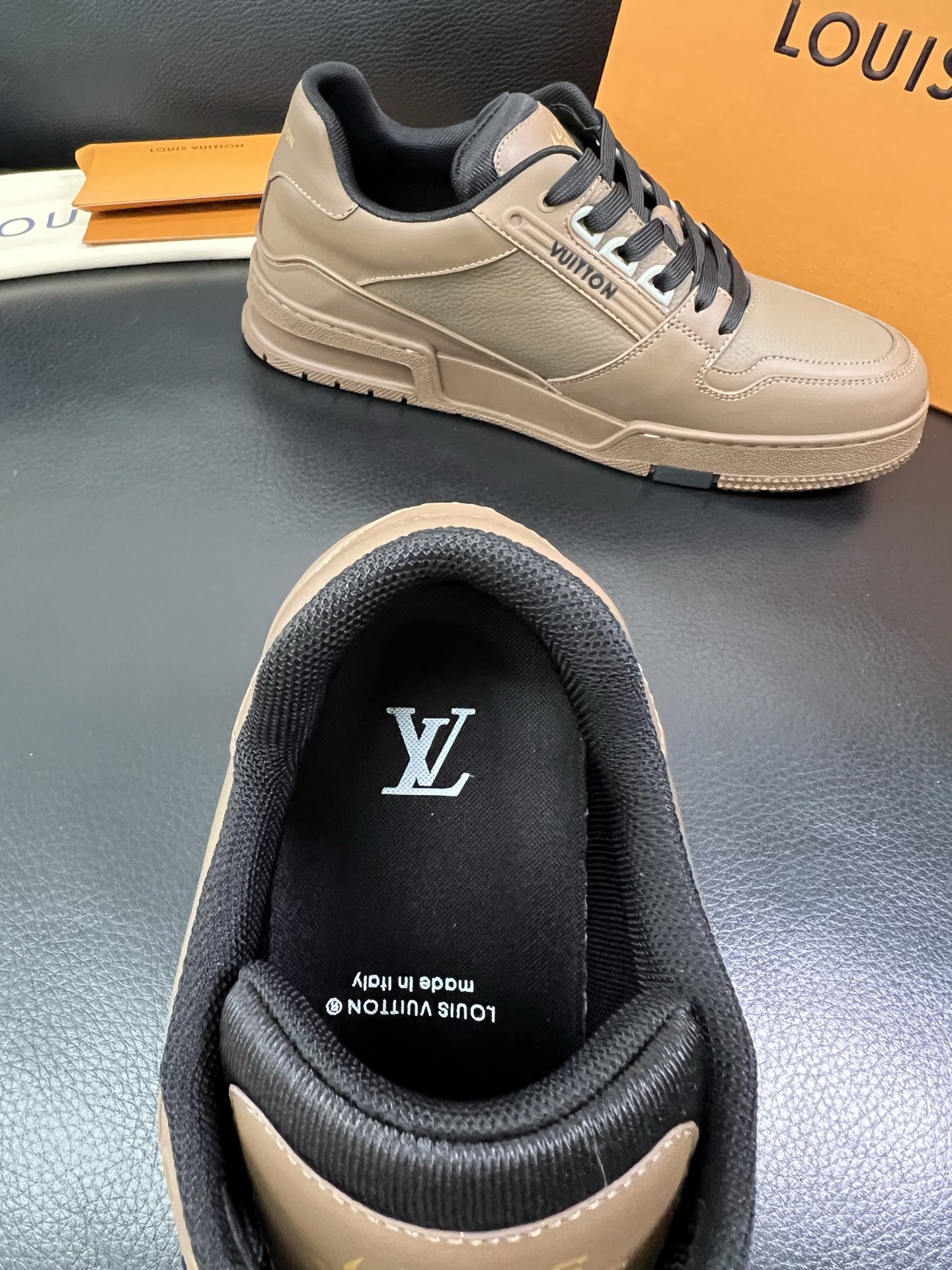 Lv 🔍顶级代购🇮🇹 路易威登，运动板鞋专柜同步，鞋面意大利进口，高品质拼接缤纷色彩复杂工艺品，进口网布