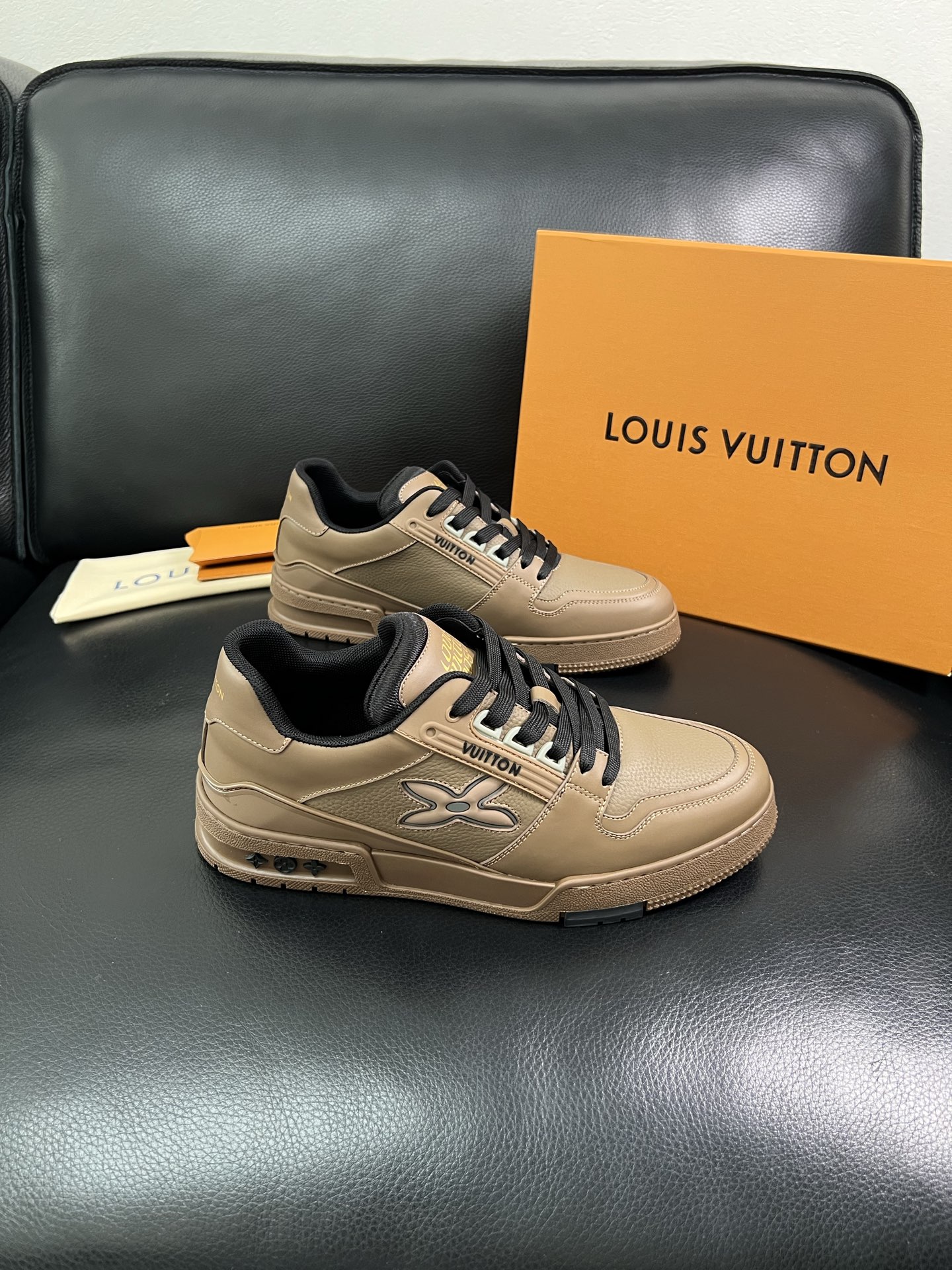 Lv 🔍顶级代购🇮🇹 路易威登，运动板鞋专柜同步，鞋面意大利进口，高品质拼接缤纷色彩复杂工艺品，进口网布