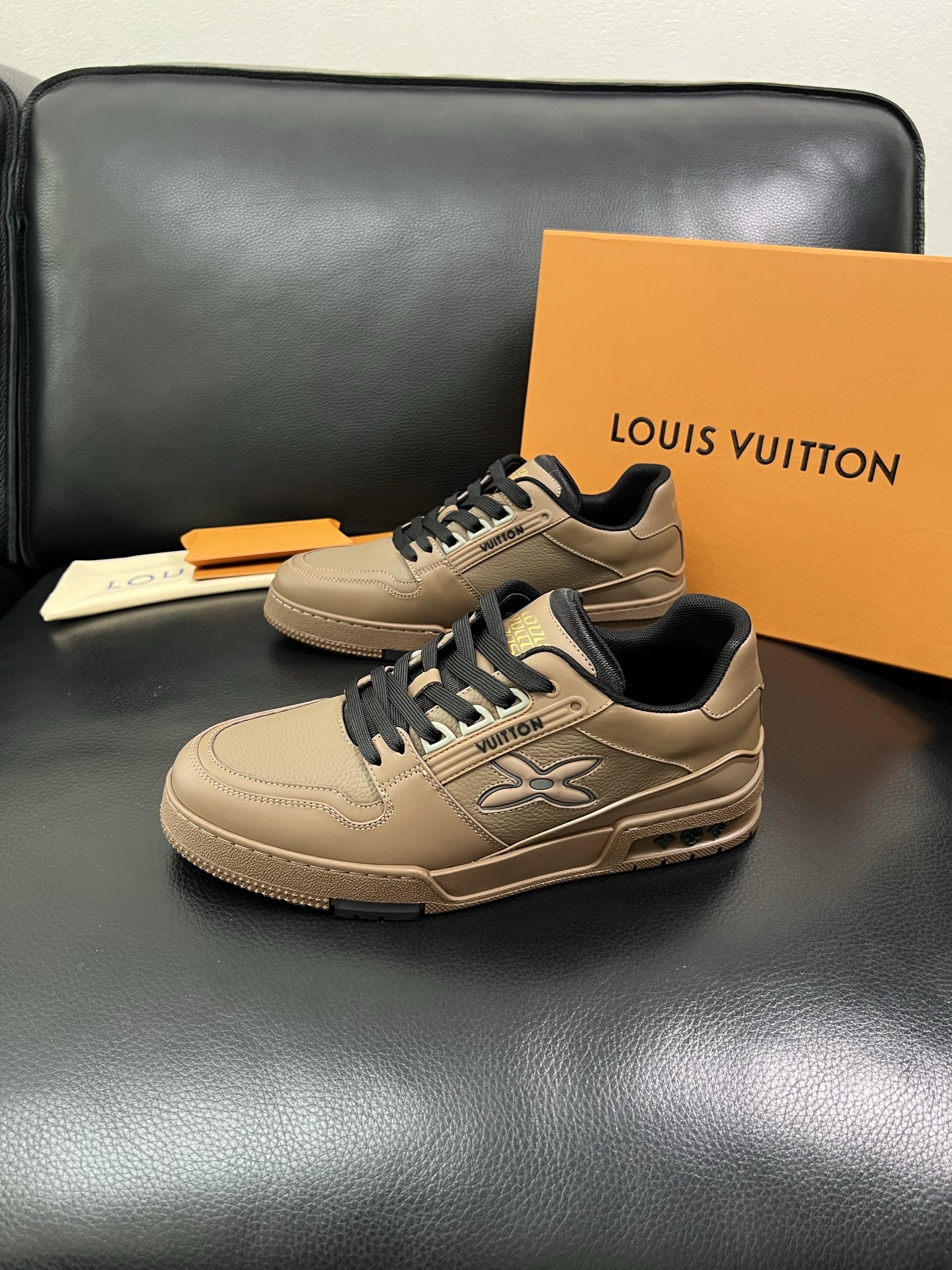 Lv 🔍顶级代购🇮🇹 路易威登，运动板鞋专柜同步，鞋面意大利进口，高品质拼接缤纷色彩复杂工艺品，进口网布