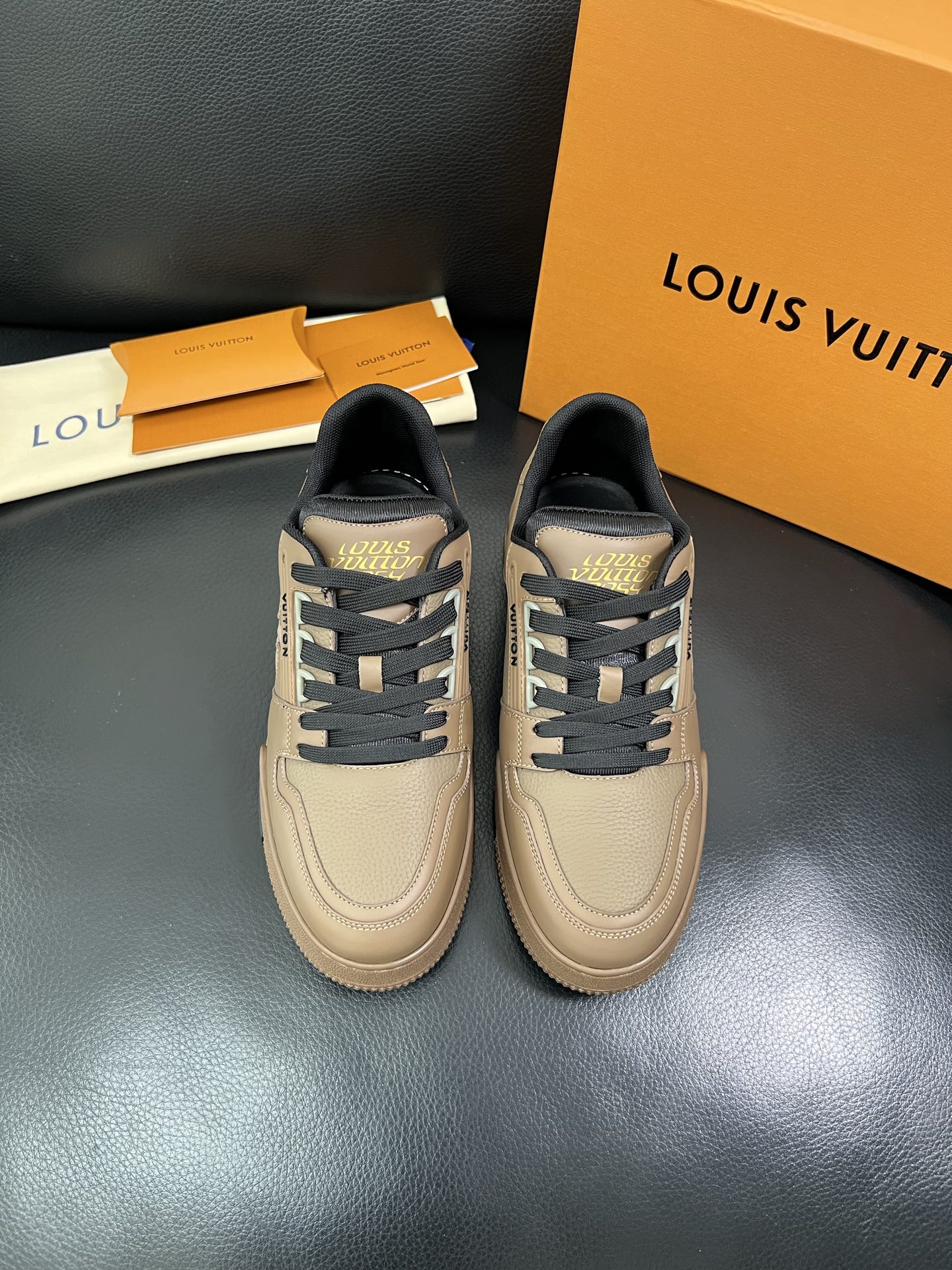 Lv 🔍顶级代购🇮🇹 路易威登，运动板鞋专柜同步，鞋面意大利进口，高品质拼接缤纷色彩复杂工艺品，进口网布