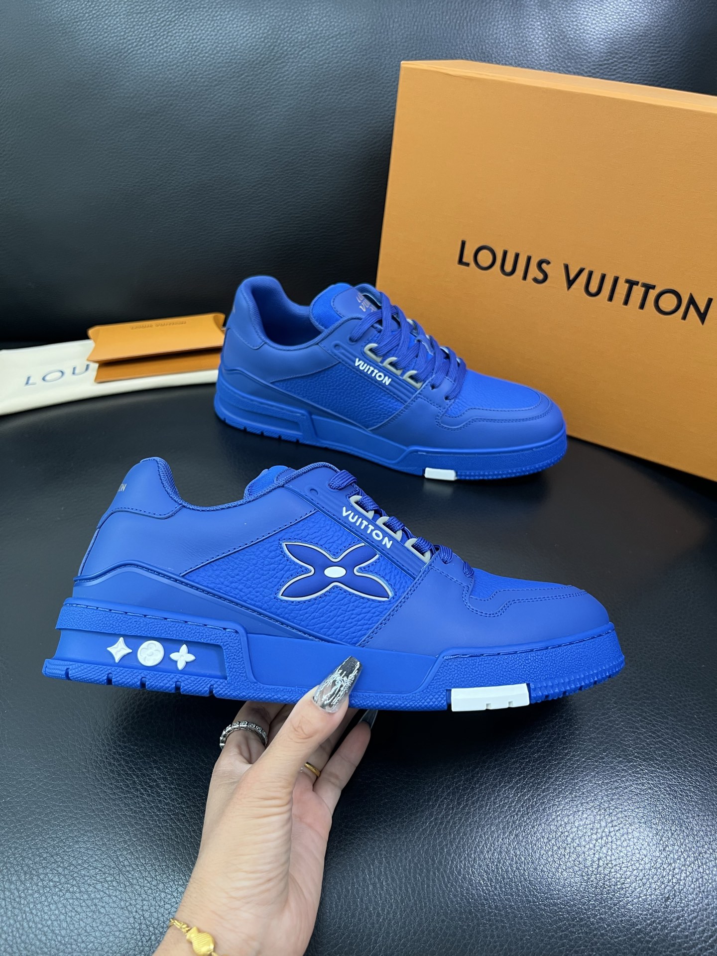 Lv 🔍顶级代购🇮🇹 路易威登，运动板鞋专柜同步，鞋面意大利进口，高品质拼接缤纷色彩复杂工艺品，进口网布