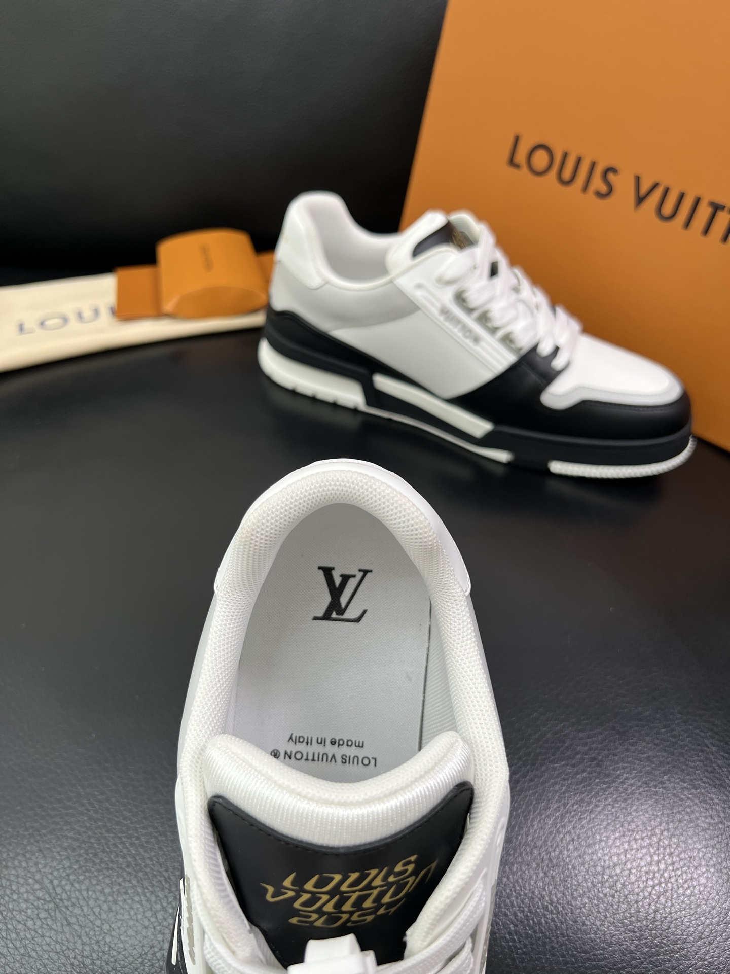Lv 🔍顶级代购🇮🇹 路易威登，运动板鞋专柜同步，鞋面意大利进口，高品质拼接缤纷色彩复杂工艺品，进口网布