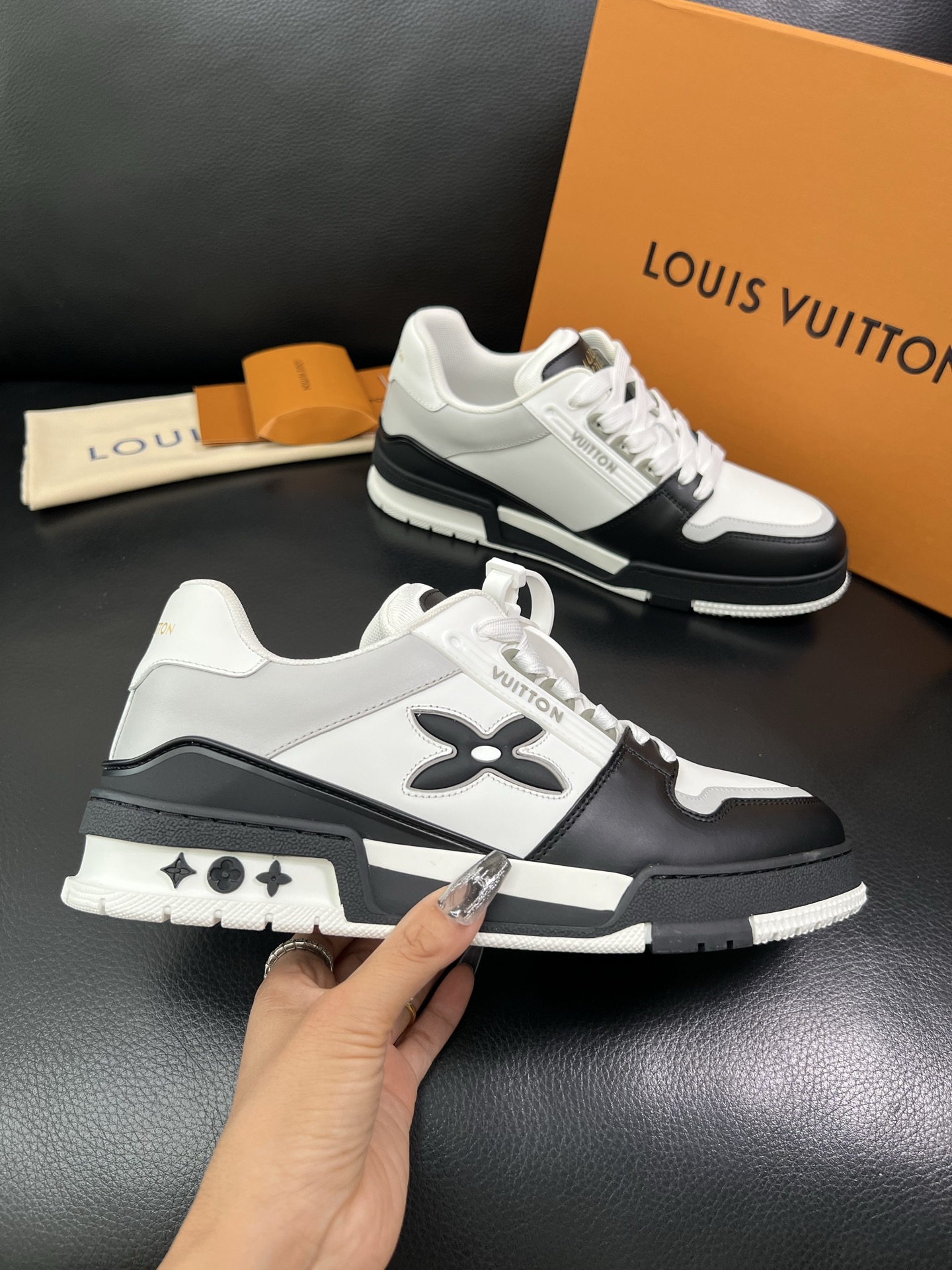 Lv 🔍顶级代购🇮🇹 路易威登，运动板鞋专柜同步，鞋面意大利进口，高品质拼接缤纷色彩复杂工艺品，进口网布