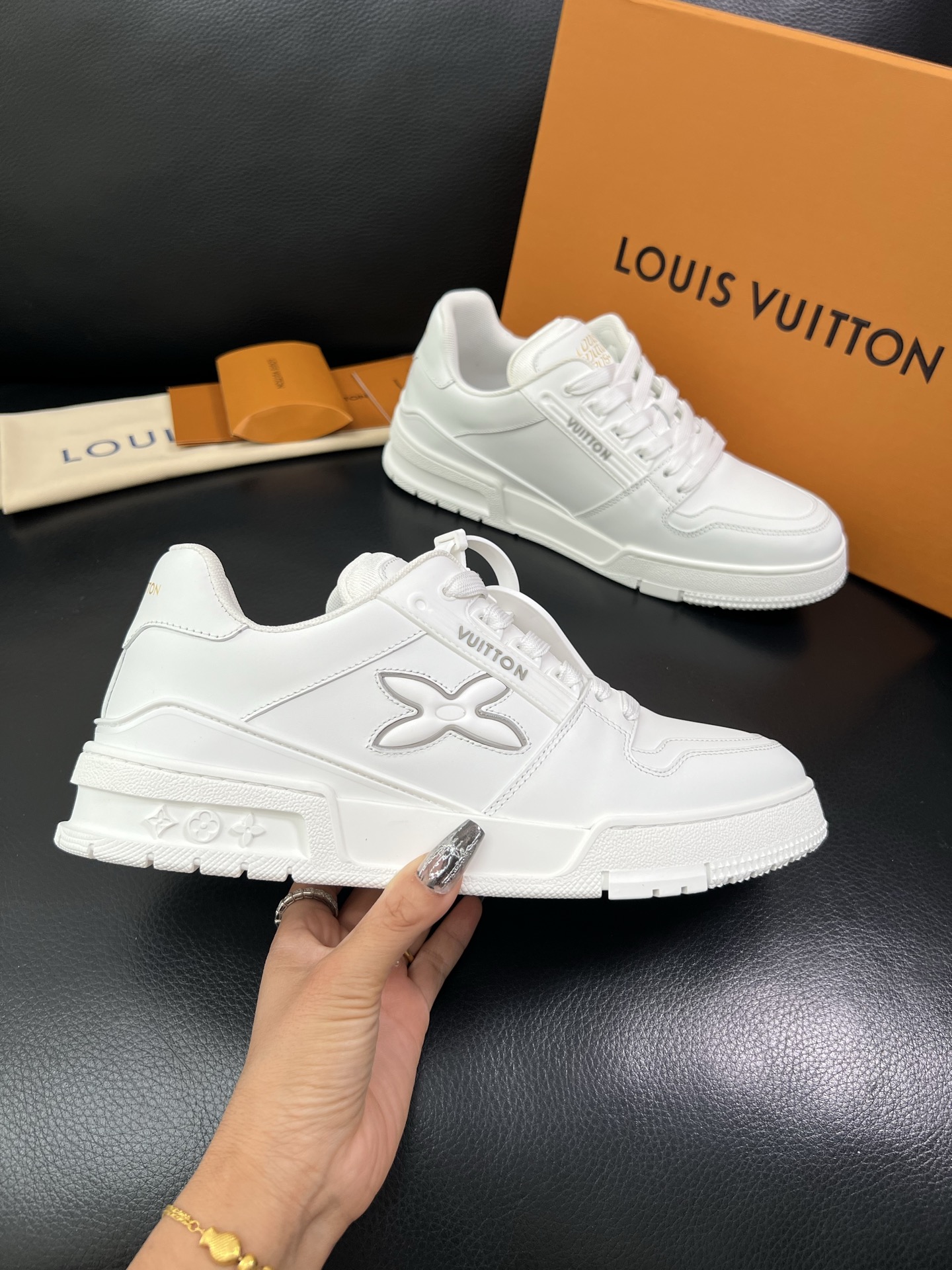 Lv 🔍顶级代购🇮🇹 路易威登，运动板鞋专柜同步，鞋面意大利进口，高品质拼接缤纷色彩复杂工艺品，进口网布