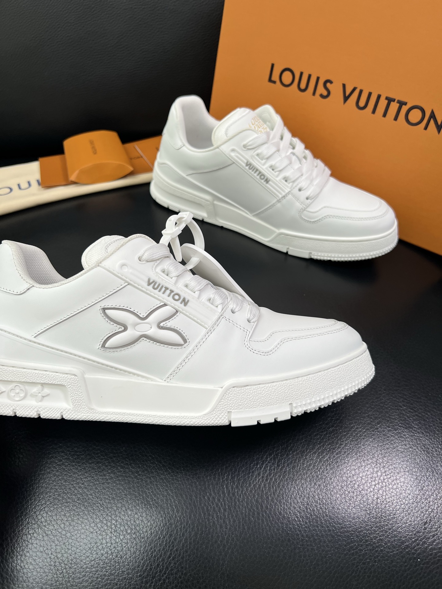 Lv 🔍顶级代购🇮🇹 路易威登，运动板鞋专柜同步，鞋面意大利进口，高品质拼接缤纷色彩复杂工艺品，进口网布