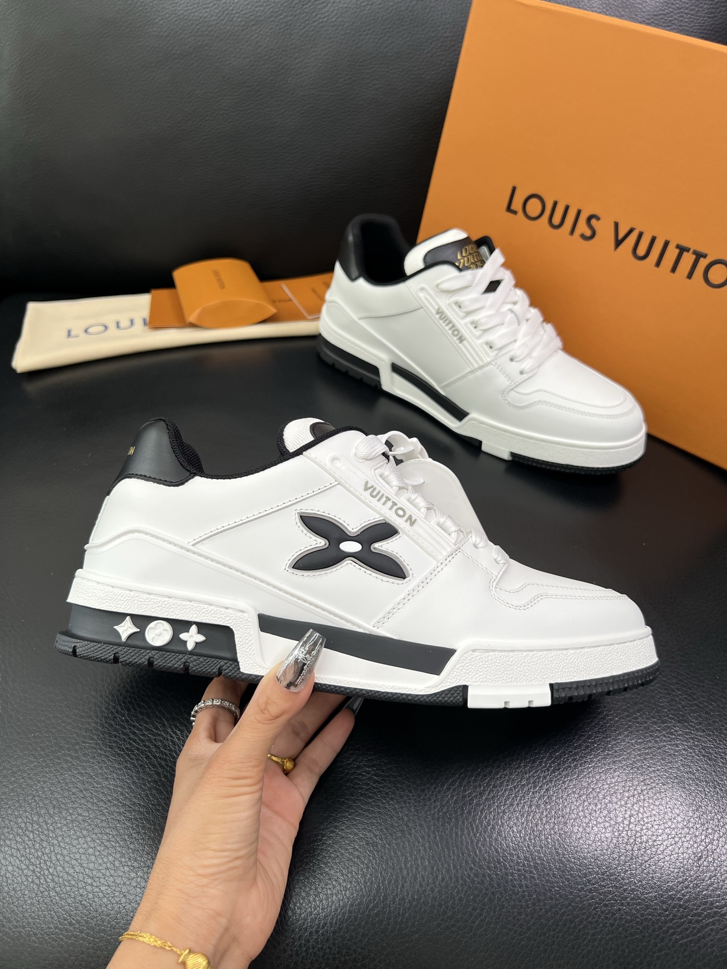 Lv 🔍顶级代购🇮🇹 路易威登，运动板鞋专柜同步，鞋面意大利进口，高品质拼接缤纷色彩复杂工艺品，进口网布