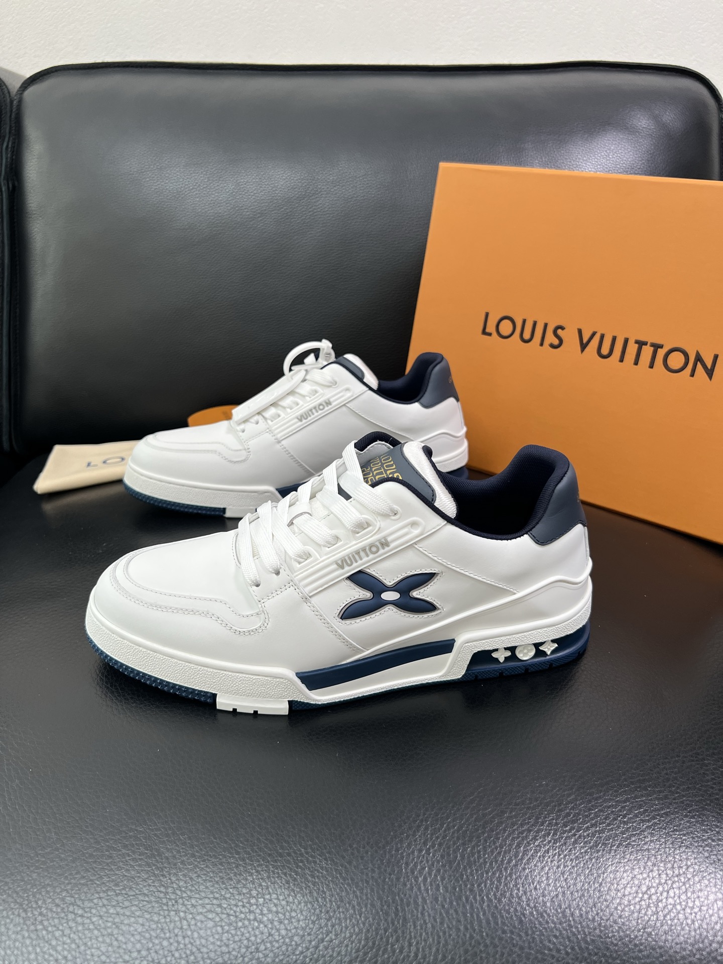 Lv 🔍顶级代购🇮🇹 路易威登，运动板鞋专柜同步，鞋面意大利进口，高品质拼接缤纷色彩复杂工艺品，进口网布