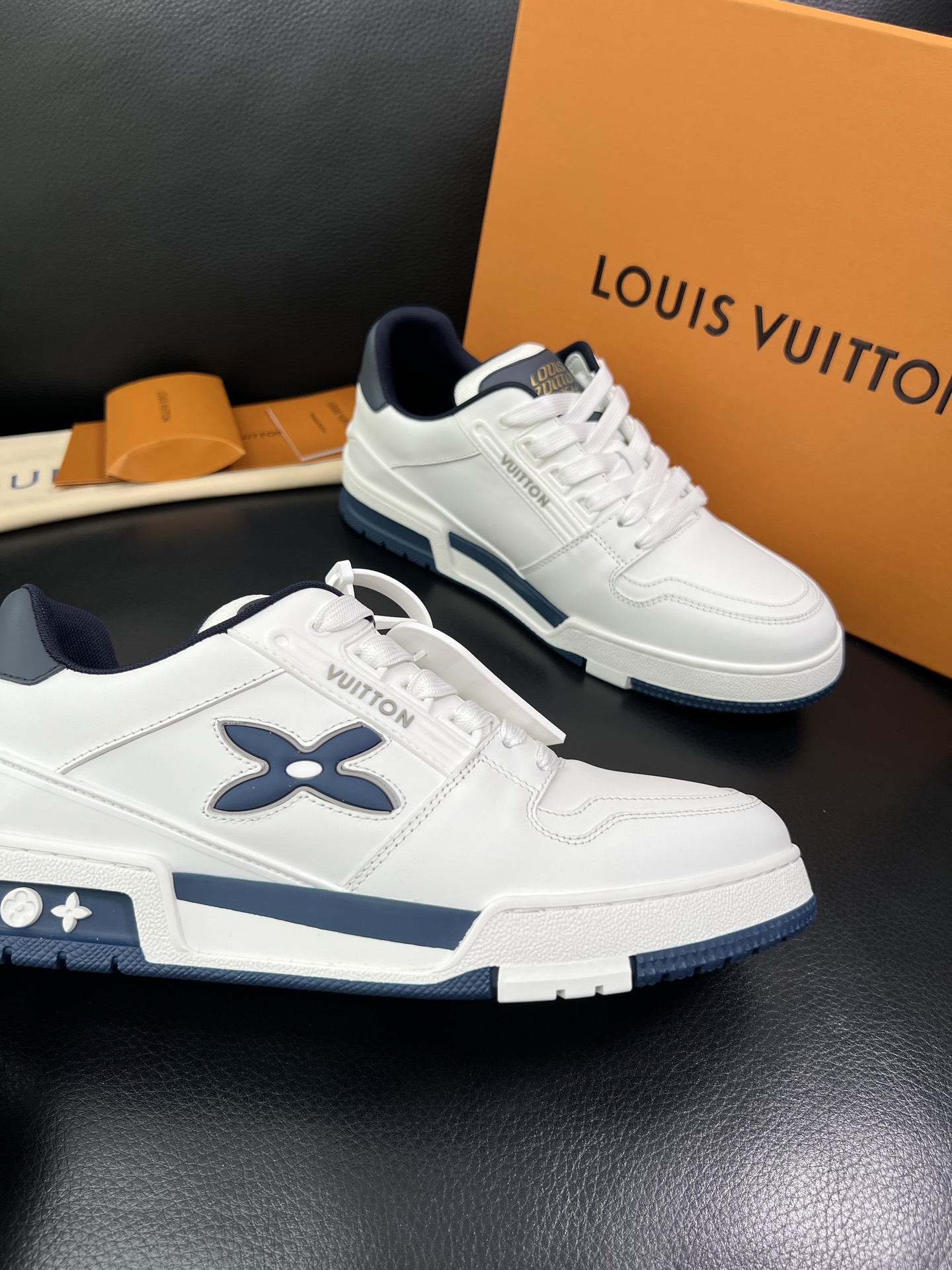 Lv 🔍顶级代购🇮🇹 路易威登，运动板鞋专柜同步，鞋面意大利进口，高品质拼接缤纷色彩复杂工艺品，进口网布