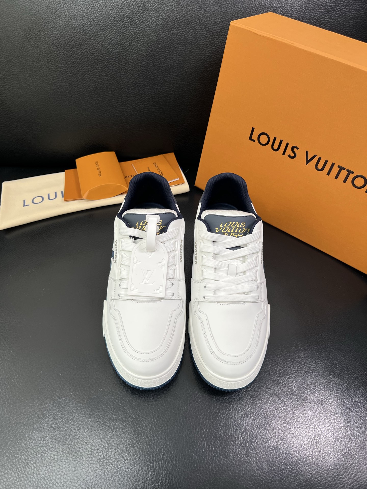 Lv 🔍顶级代购🇮🇹 路易威登，运动板鞋专柜同步，鞋面意大利进口，高品质拼接缤纷色彩复杂工艺品，进口网布
