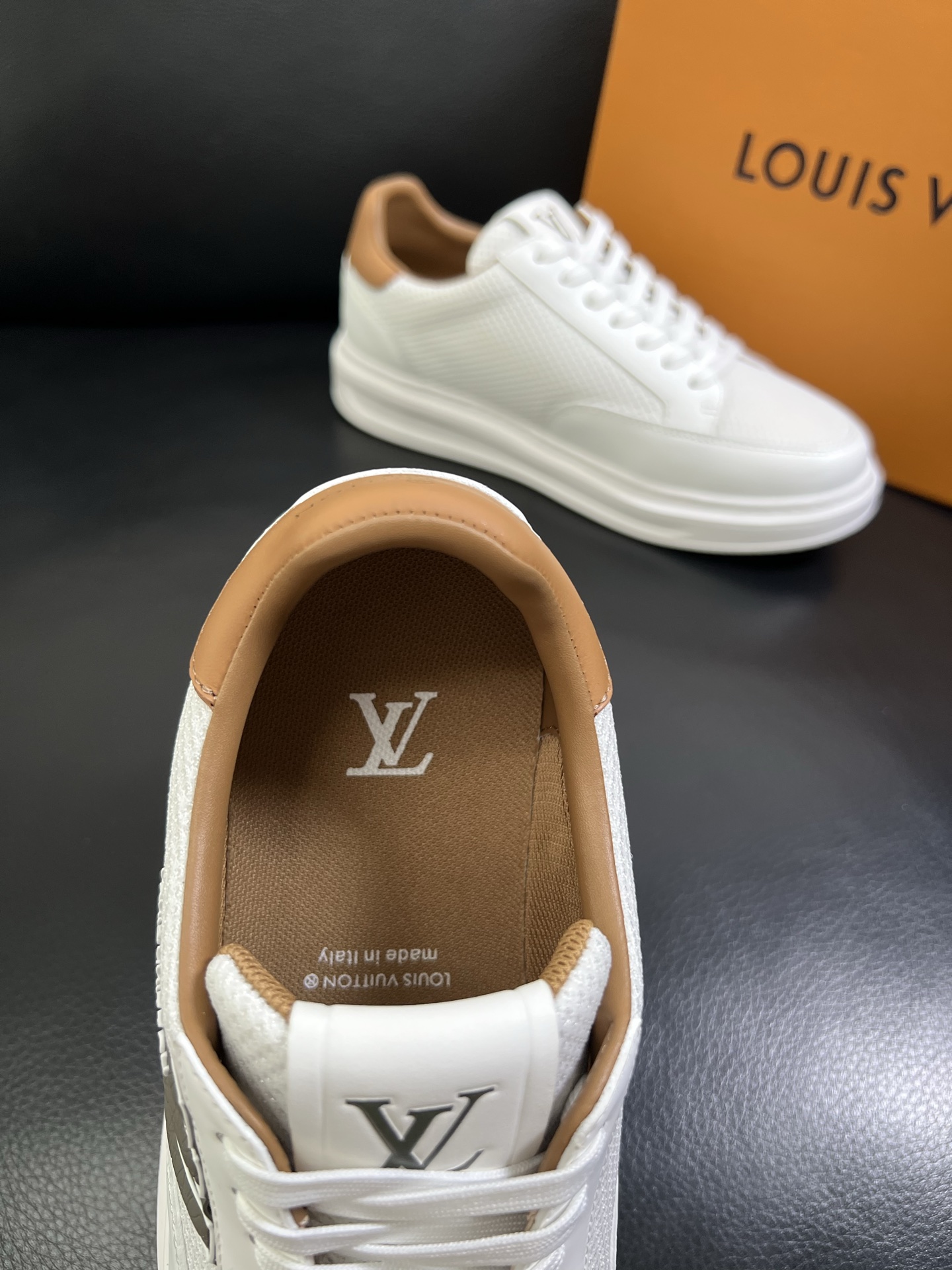 Lv 🔍顶级代购🇮🇹 路易威登，运动板鞋专柜同步，鞋面意大利进口，高品质拼接缤纷色彩复杂工艺品，进口网布