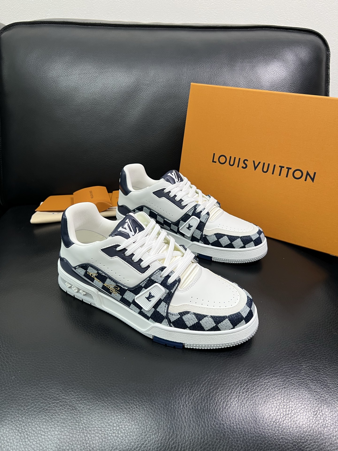 Lv 🔍顶级代购🇮🇹 路易威登，运动板鞋专柜同步，鞋面意大利进口，高品质拼接缤纷色彩复杂工艺品，进口网布