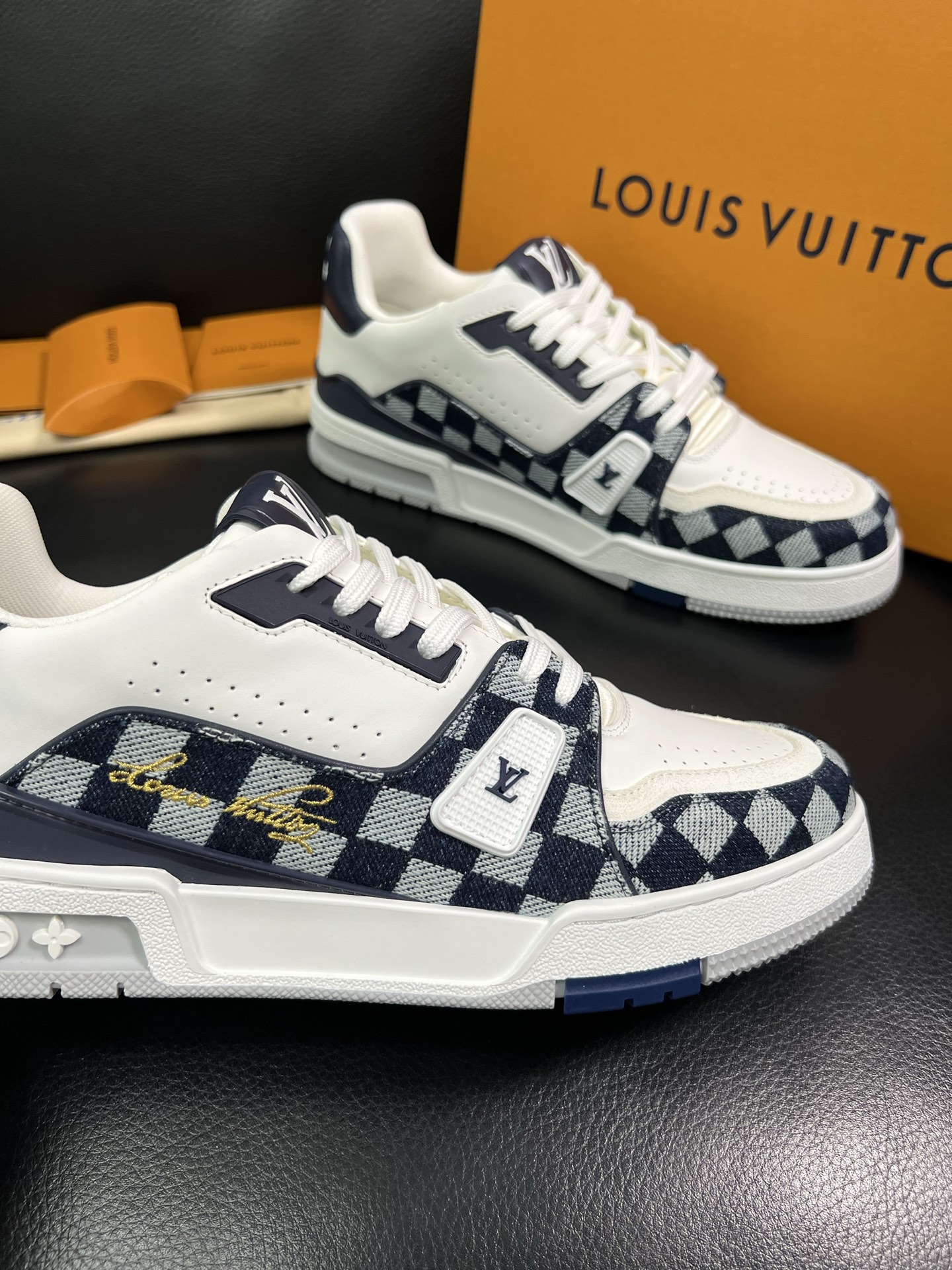 Lv 🔍顶级代购🇮🇹 路易威登，运动板鞋专柜同步，鞋面意大利进口，高品质拼接缤纷色彩复杂工艺品，进口网布
