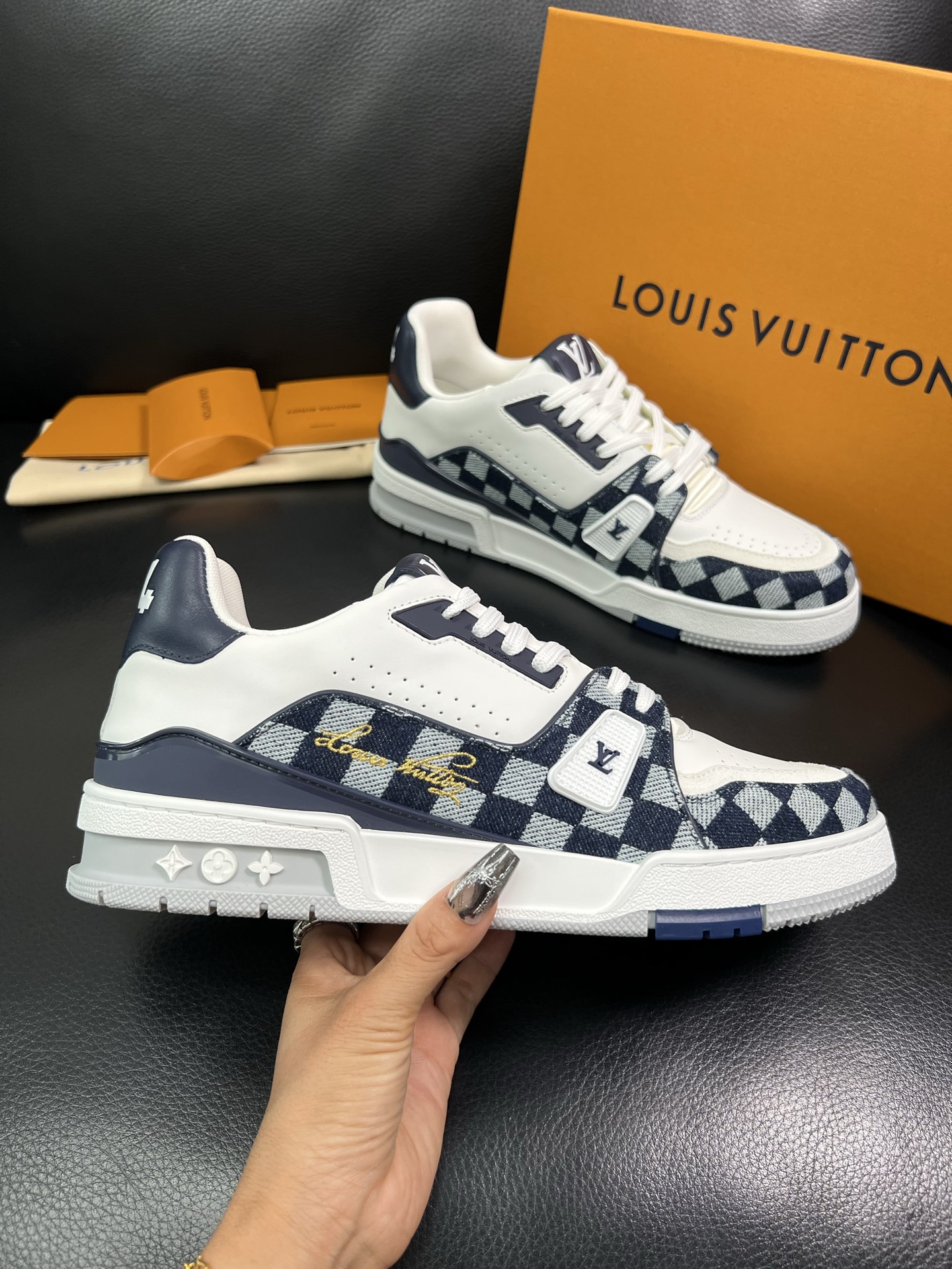 Lv 🔍顶级代购🇮🇹 路易威登，运动板鞋专柜同步，鞋面意大利进口，高品质拼接缤纷色彩复杂工艺品，进口网布