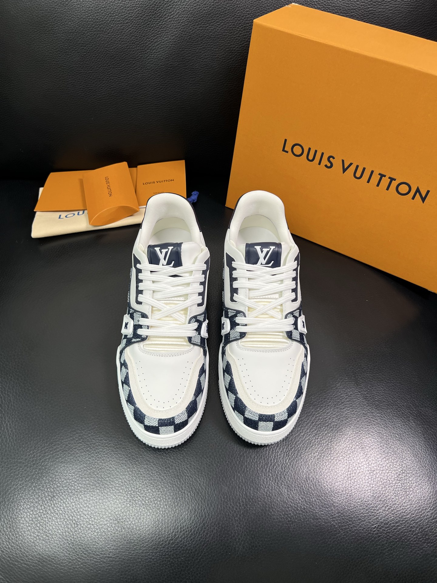 Lv 🔍顶级代购🇮🇹 路易威登，运动板鞋专柜同步，鞋面意大利进口，高品质拼接缤纷色彩复杂工艺品，进口网布