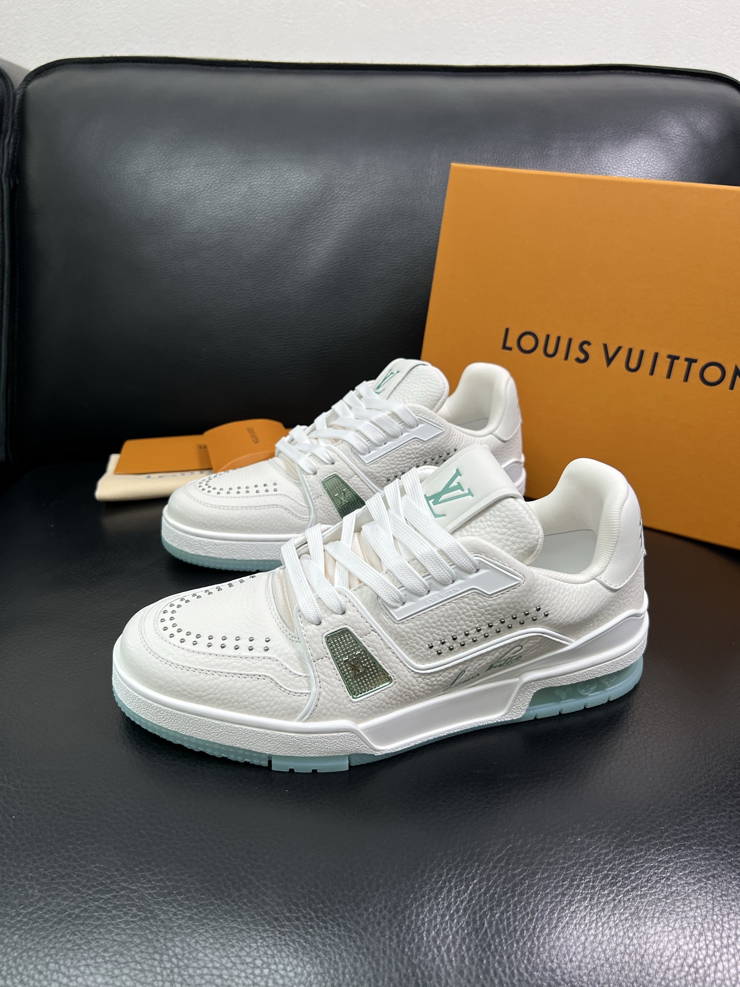 Lv 🔍顶级代购🇮🇹 路易威登，运动板鞋专柜同步，鞋面意大利进口，高品质拼接缤纷色彩复杂工艺品，进口网布