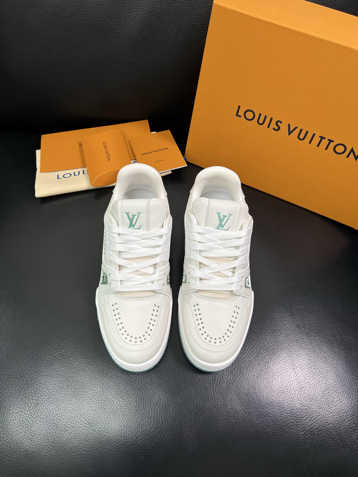 Lv 🔍顶级代购🇮🇹 路易威登，运动板鞋专柜同步，鞋面意大利进口，高品质拼接缤纷色彩复杂工艺品，进口网布