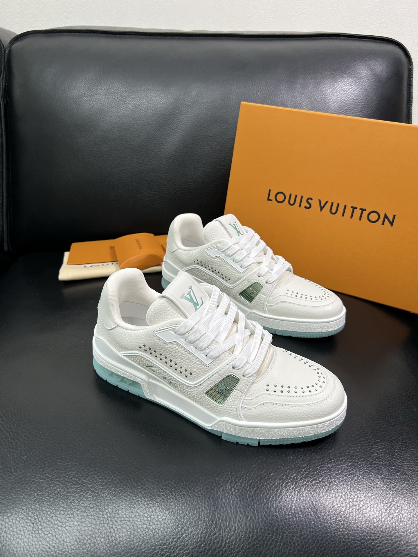 Lv 🔍顶级代购🇮🇹 路易威登，运动板鞋专柜同步，鞋面意大利进口，高品质拼接缤纷色彩复杂工艺品，进口网布