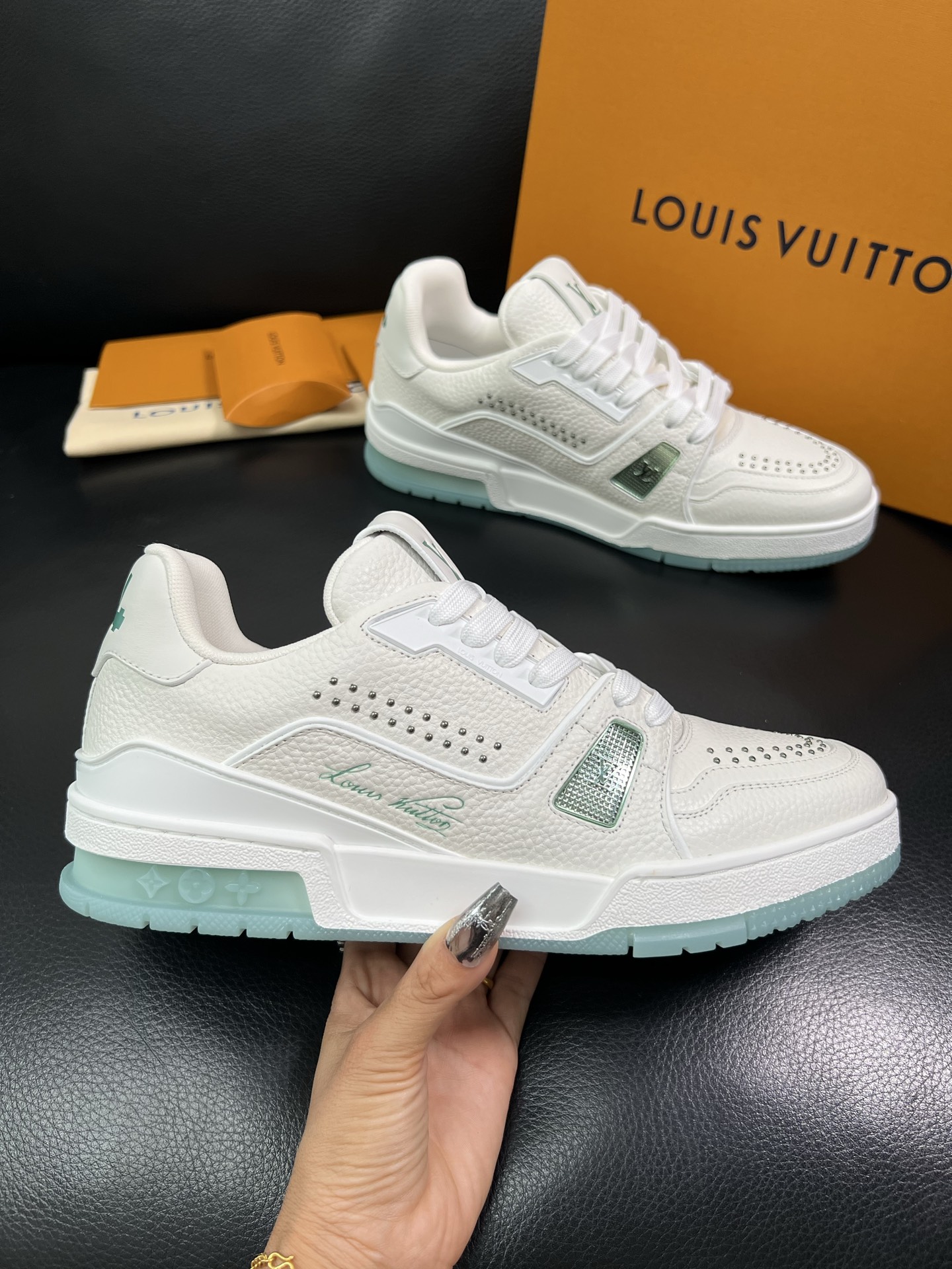 Lv 🔍顶级代购🇮🇹 路易威登，运动板鞋专柜同步，鞋面意大利进口，高品质拼接缤纷色彩复杂工艺品，进口网布